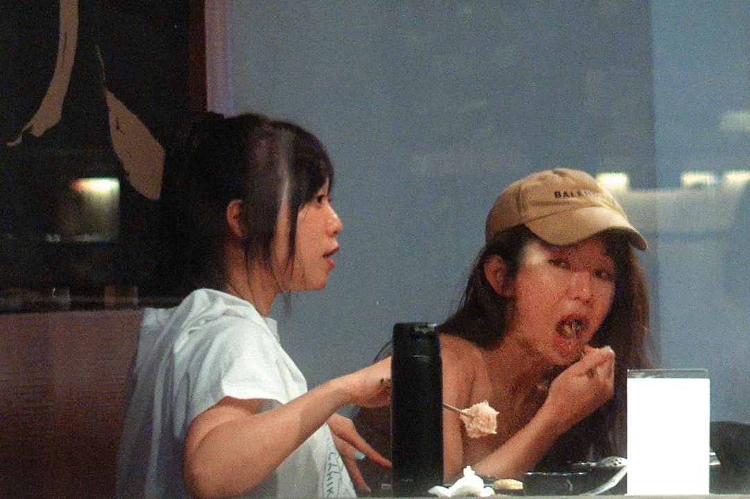 7月24日23：52，郭書瑤（右）從新加坡拍戲返台後，約茵聲（左）等友人大口吃肉。