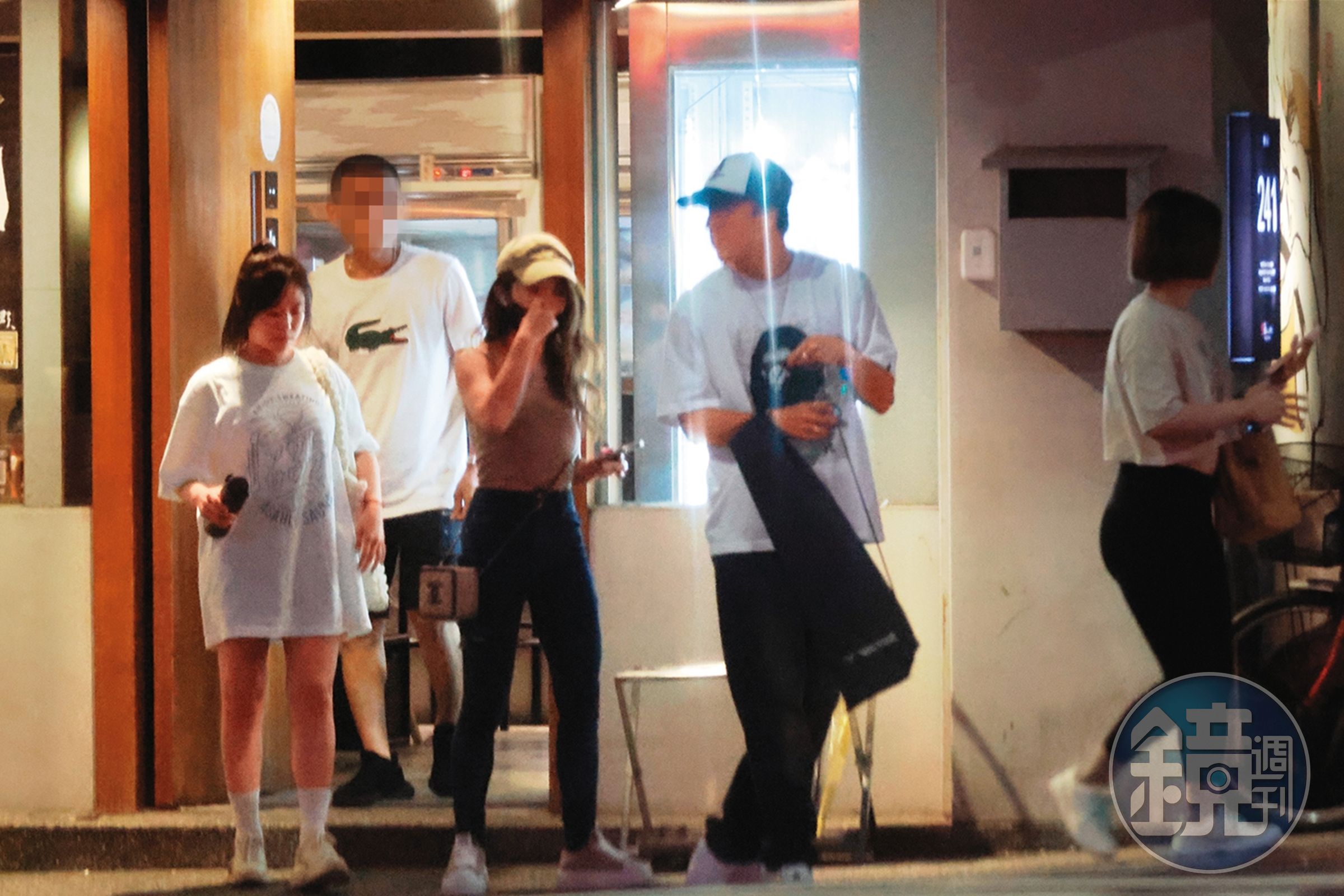 7月25日00：58，用餐完畢，郭書瑤、茵聲、婁峻碩和女友焦凡凡陸續踏出火鍋店。