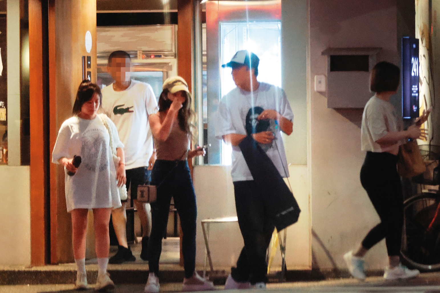 7月25日00:58,用餐完畢,郭書瑤、茵聲、婁峻碩和女友焦凡凡陸續踏出火鍋店。