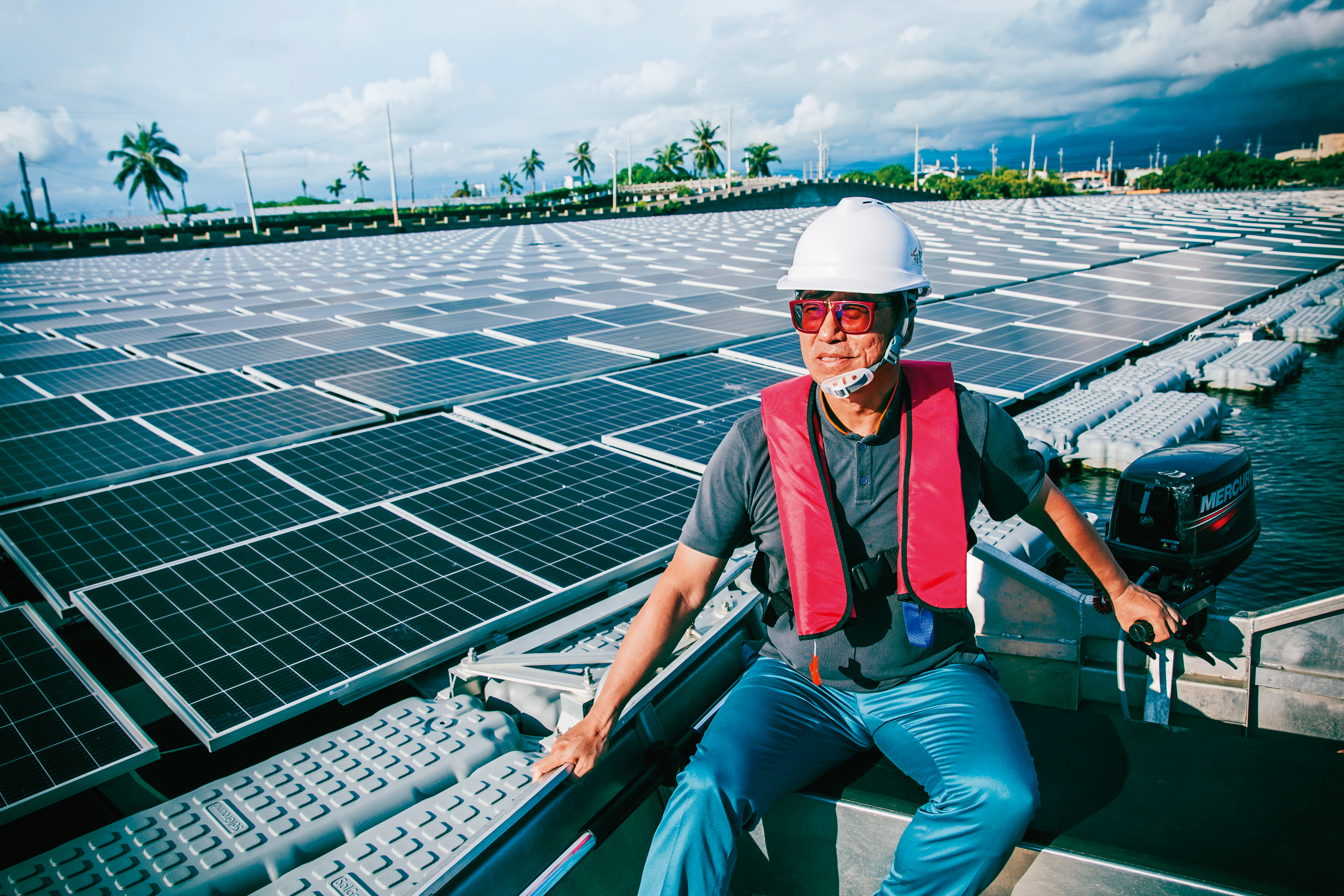 林邊水面型太陽能案場是寶晶案場中困難度最高的，蔡佳晉還得搭小船巡視。