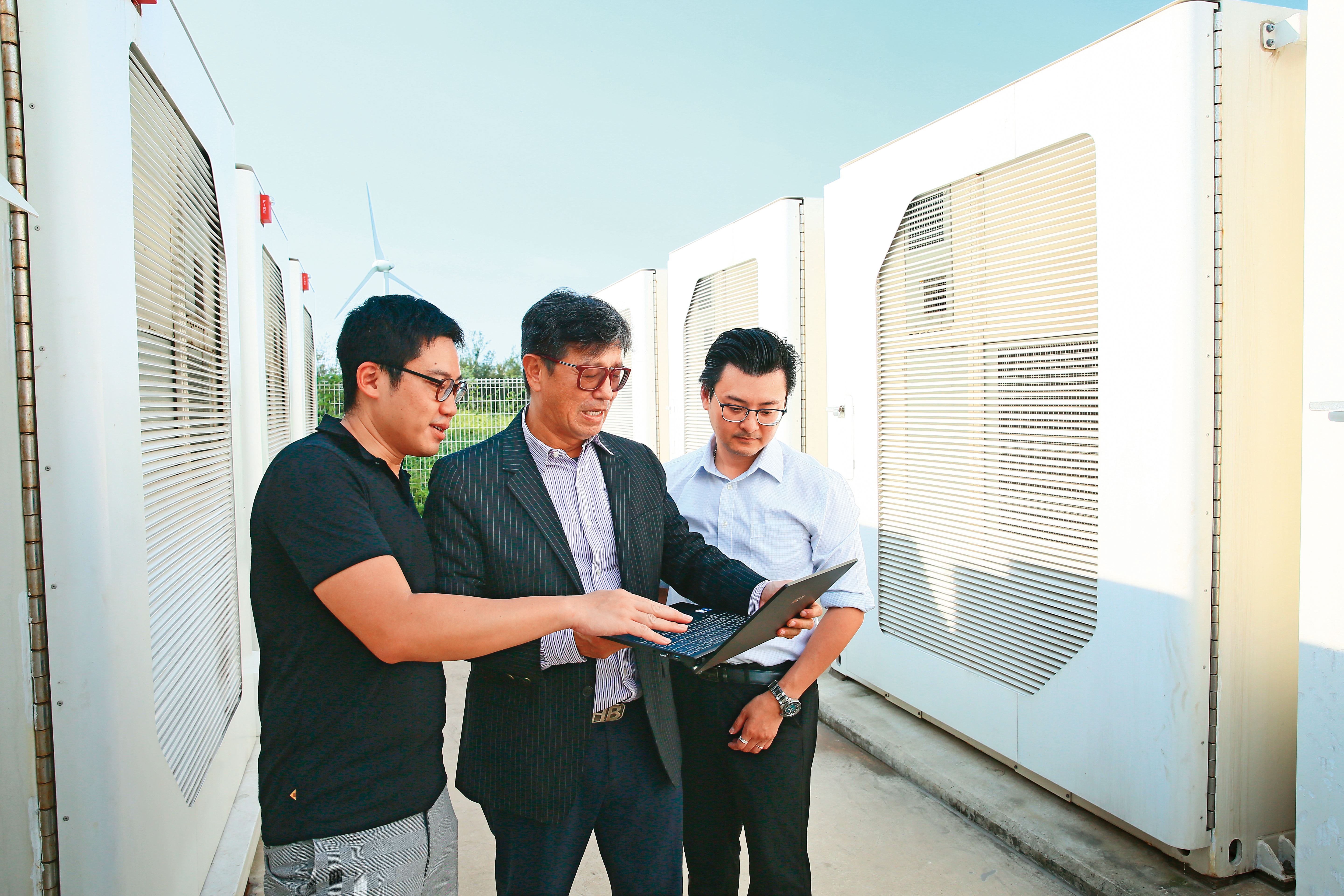 蔡佳晉（中）攜手佳龍科技建置儲能示範案場，採用全球大型電網儲能龍頭Fluence的儲能系統，容量達6MW。