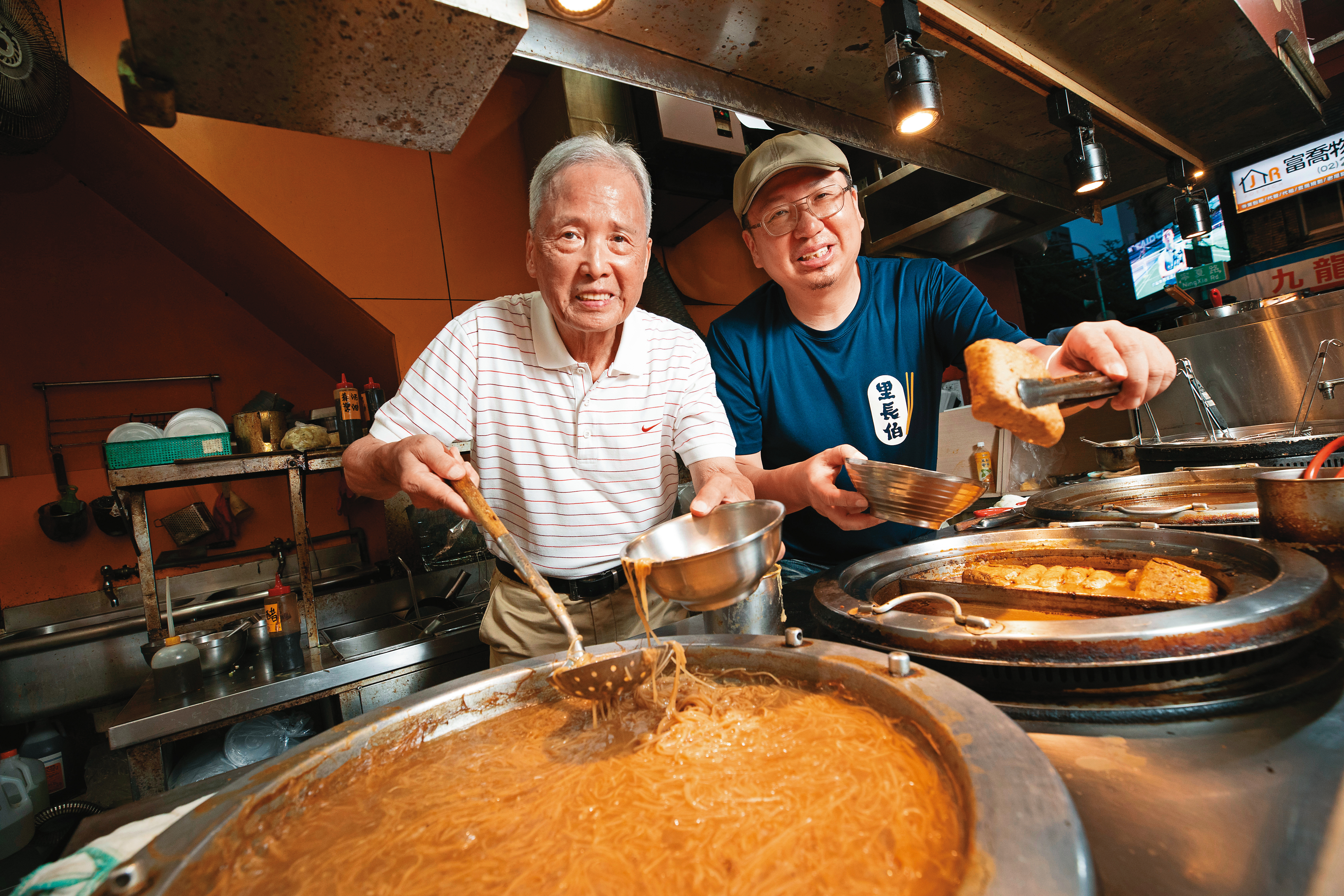 傳承三代的里長伯麻辣臭豆腐,從雙連市場的蚵仔麵線做起,第二代李秀男(左)夫婦在寧夏夜市闖出名號,第三代李啟榮(右)又研發多種臭豆腐創意料理。