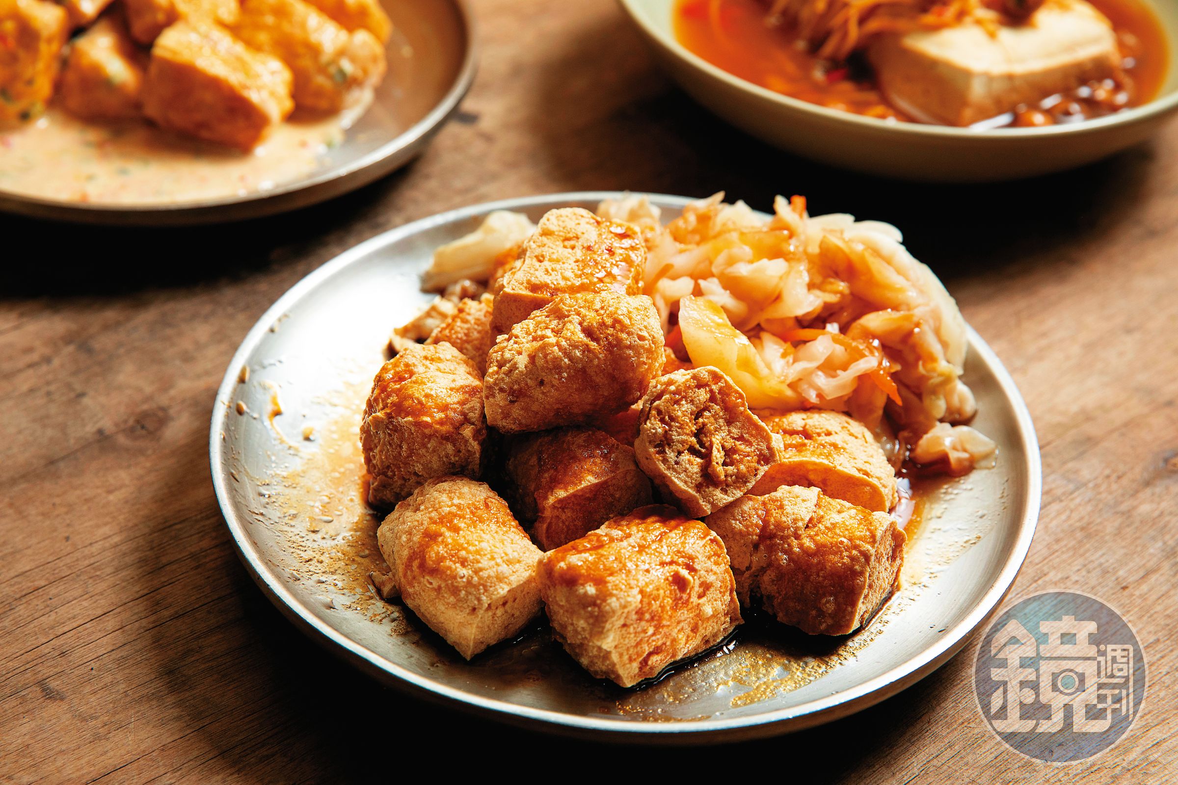 油炸臭豆腐外酥內軟，蘸醬帶著特殊風味與香氣。（50元/份）