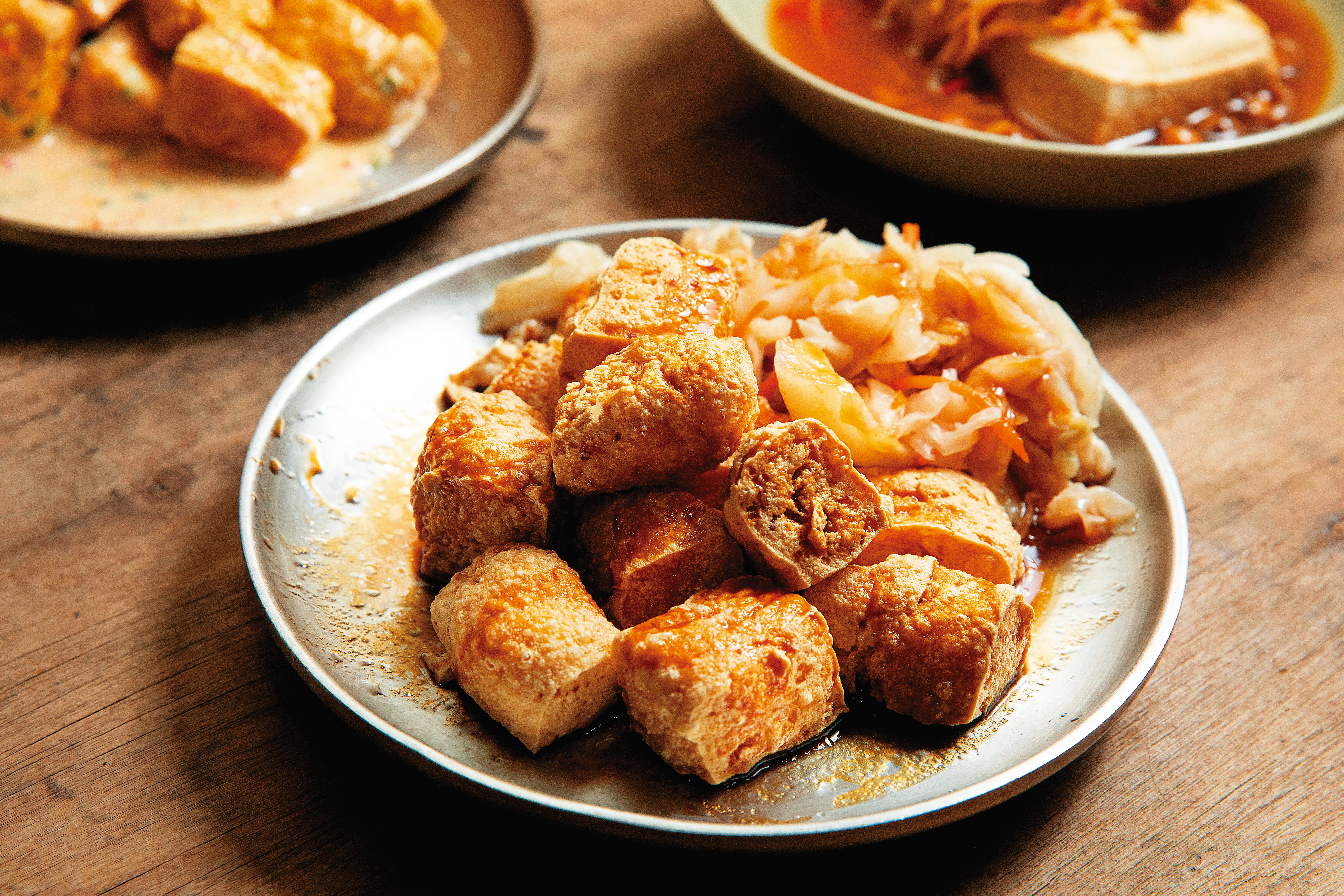 油炸臭豆腐外酥內軟，蘸醬帶著特殊風味與香氣。（50元/份）