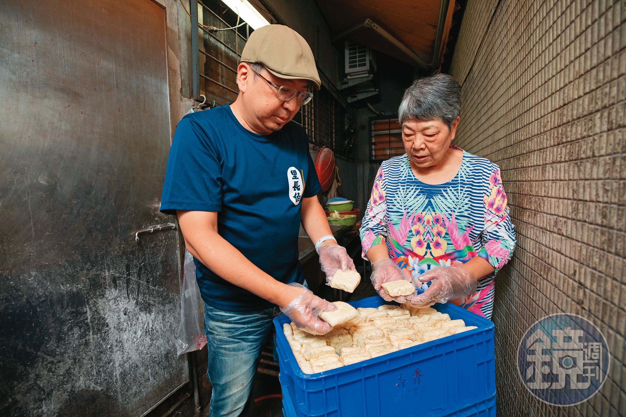 方寶銀（右）將家傳料理的祕訣傳給兒子李啟榮（左），老店至今都選用成本較高的非基改黃豆做臭豆腐。