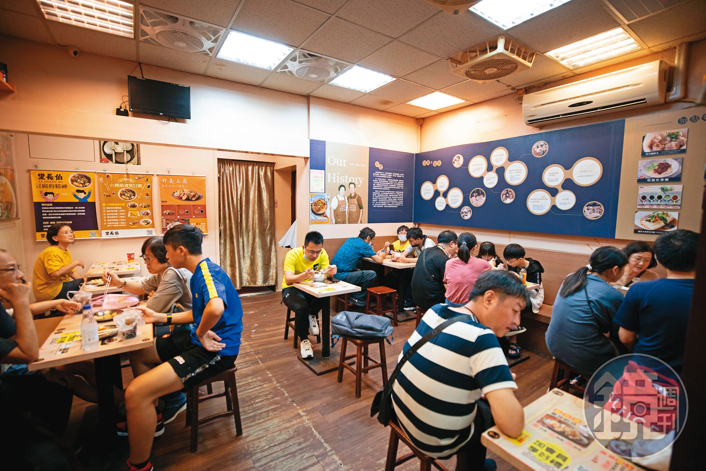 不同於翻桌率快的攤子做的是流動客，老客人大多選在有冷氣、用餐環境好的店內大快朵頤。