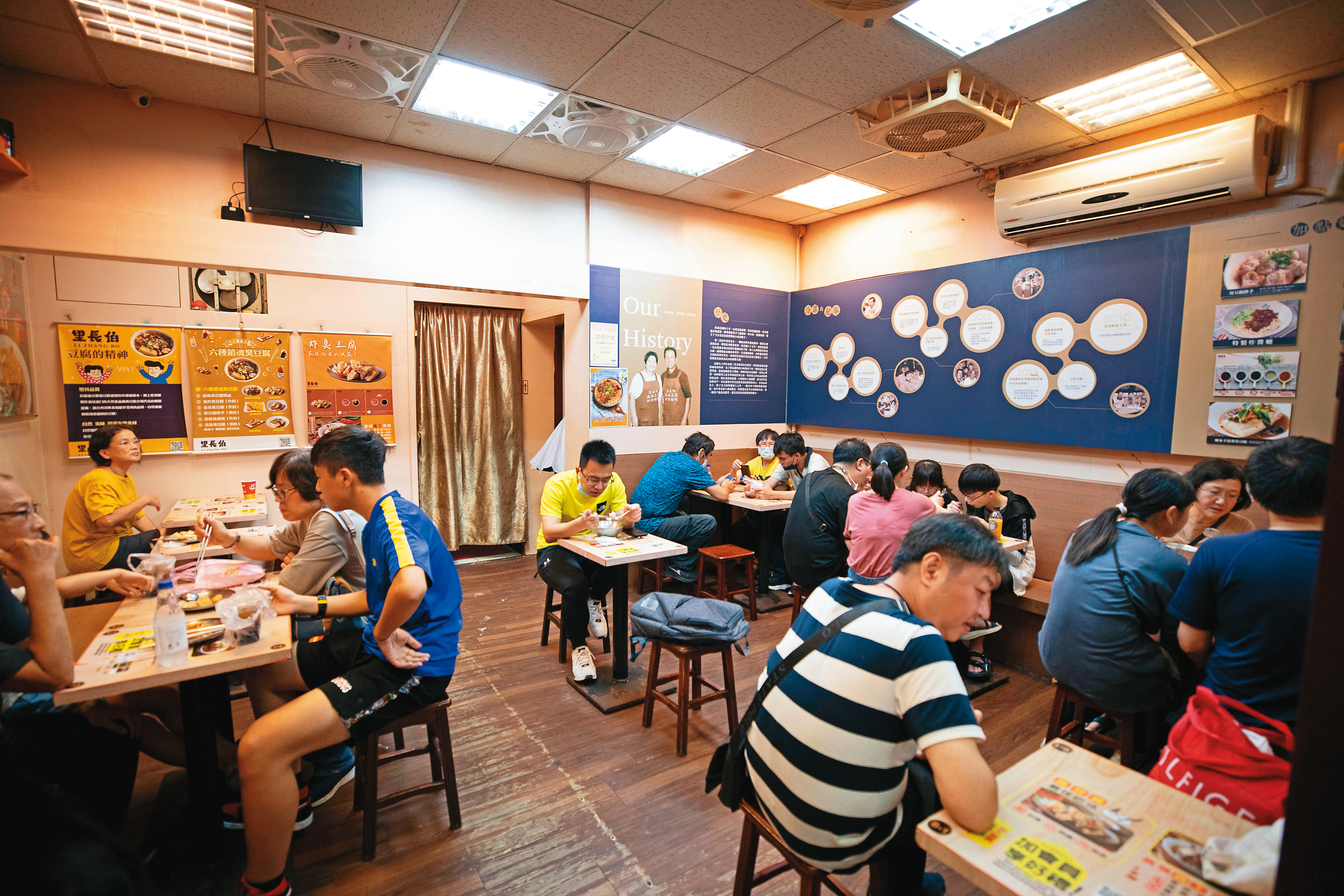 不同於翻桌率快的攤子做的是流動客，老客人大多選在有冷氣、用餐環境好的店內大快朵頤。