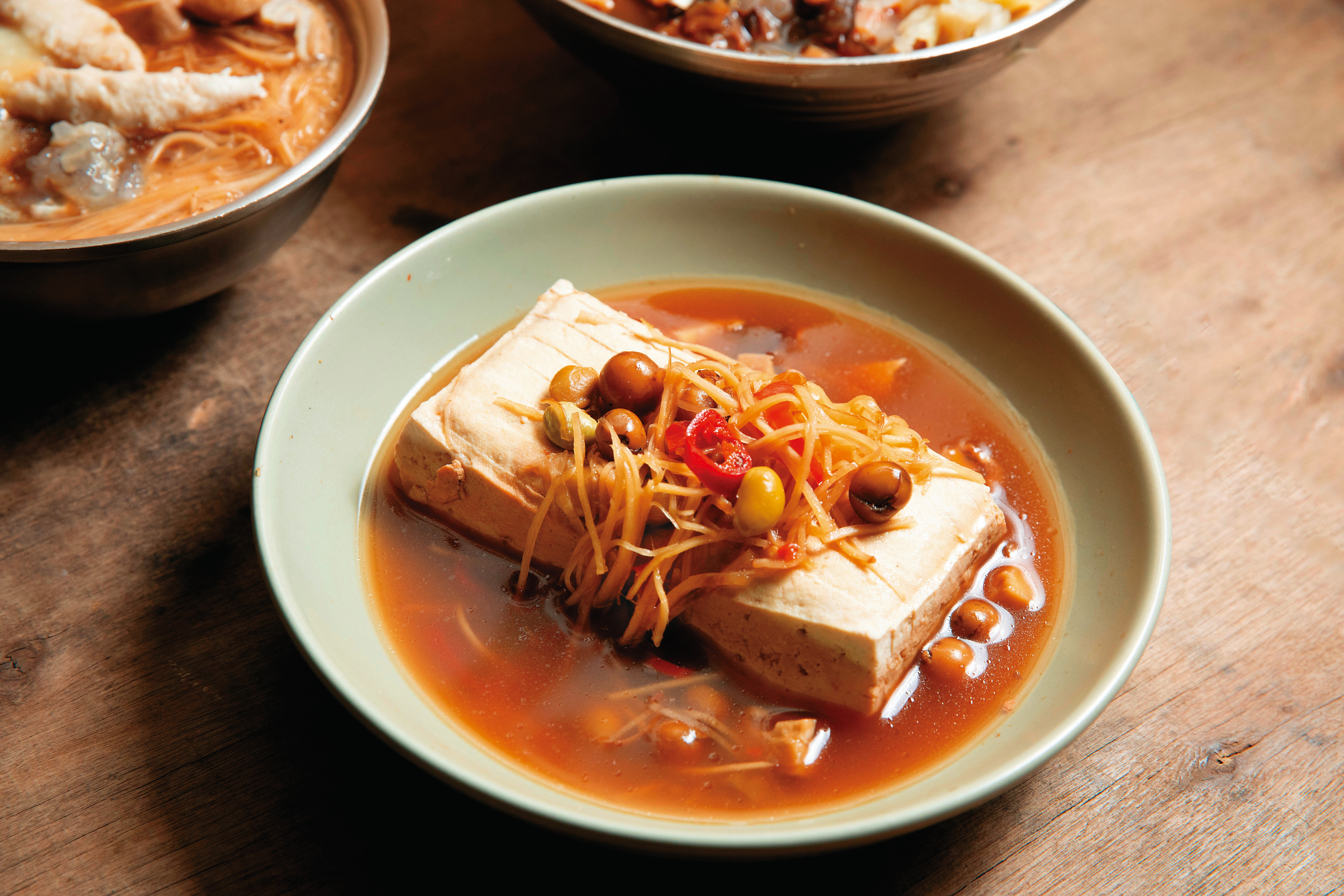 除了煮、炸的臭豆腐外，清蒸破布子臭豆腐（圖）也頗受饕客歡迎，素食者也能享用。（70元／盤） 