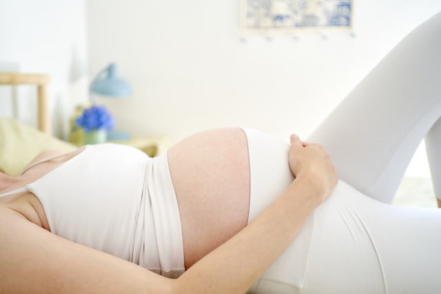 有懷孕31週的孕婦詢問，擔心自己失眠整晚影響到胎兒。（示意圖，photoAC）