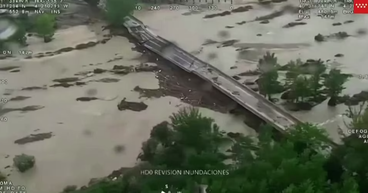 多處道路與橋樑都被沖斷。（翻自《每日郵報》）