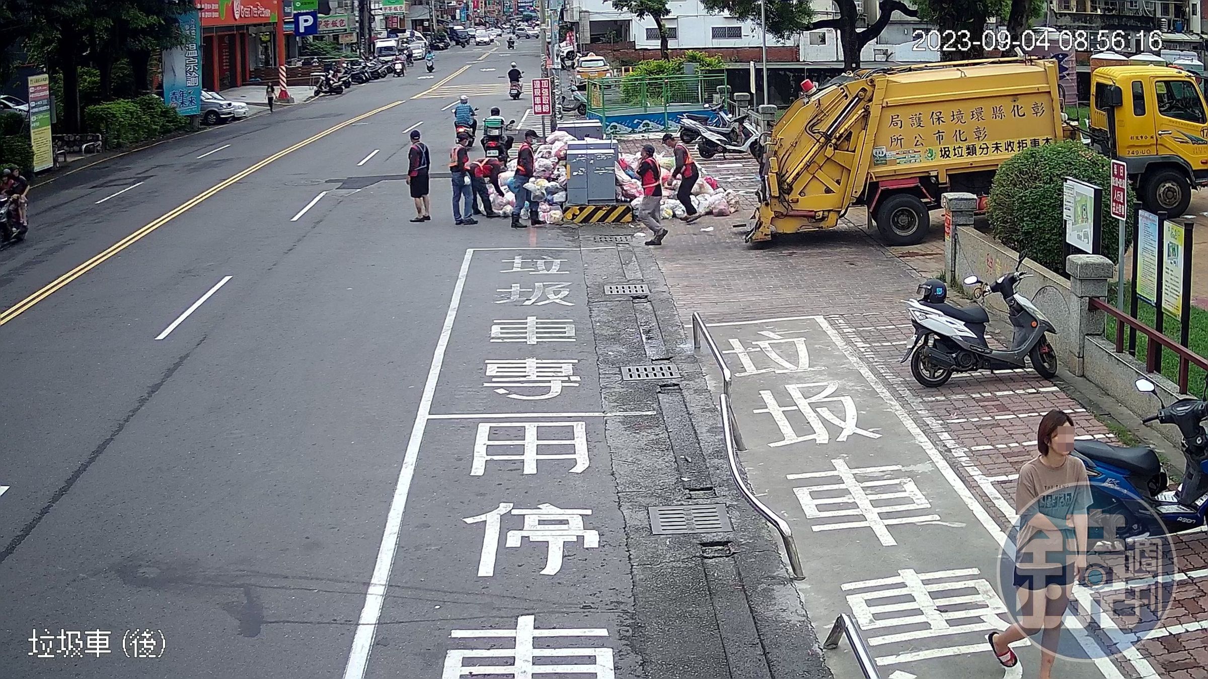 彰化縣化市三民路4日路邊遭民眾堆成垃圾山，市長與清潔隊討論後，決定將對150人開罰。（翻攝自彰化市清潔隊臉書）