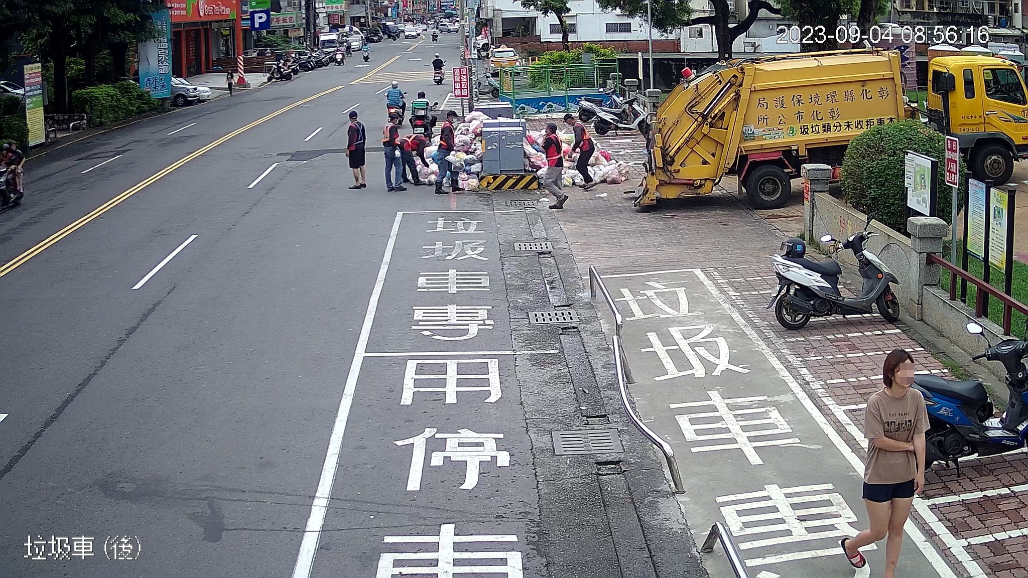 彰化縣化市三民路4日路邊遭民眾堆成垃圾山，市長與清潔隊討論後，決定將對150人開罰。（翻攝自彰化市清潔隊臉書）