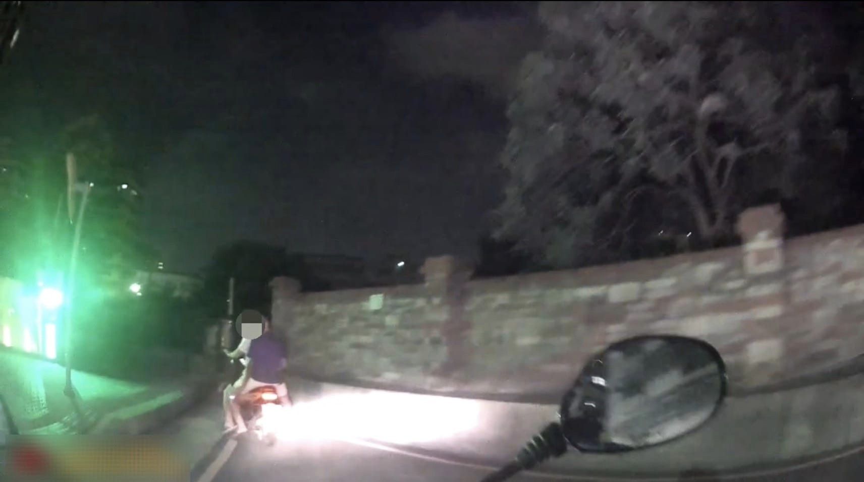 員警巡邏期間發現有移工騎電動自行車未戴安全帽、神情緊張，攔查後發現酒測值超標，依公共危險罪送辦。（翻攝自蘆洲警園臉書）