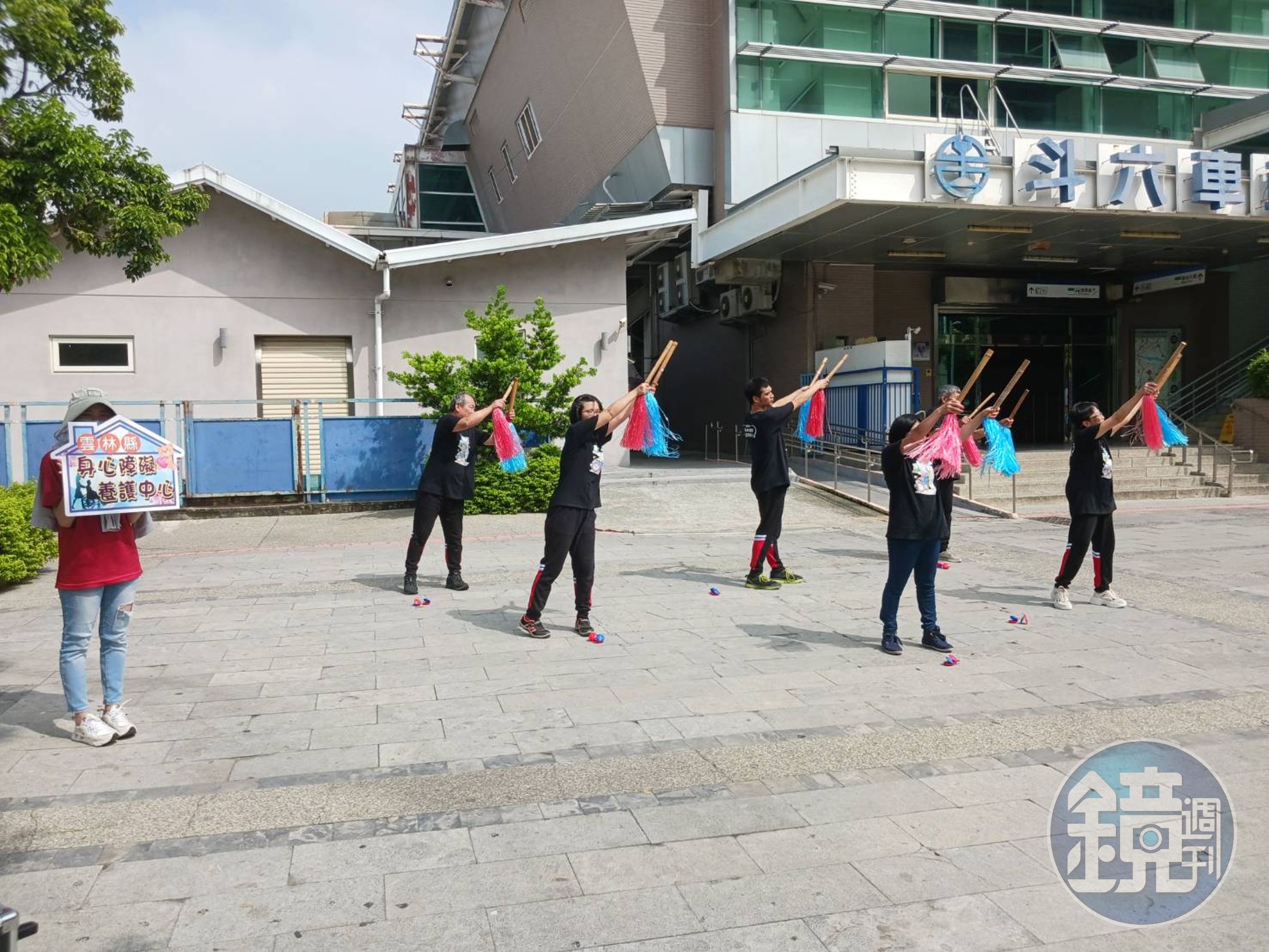雲林身障養護中心日前率領服務對象來到斗六火車站前進行演出，讓身心障礙者增加與民眾互動交流的機會。（雲林縣身心障礙養護中心提供）
