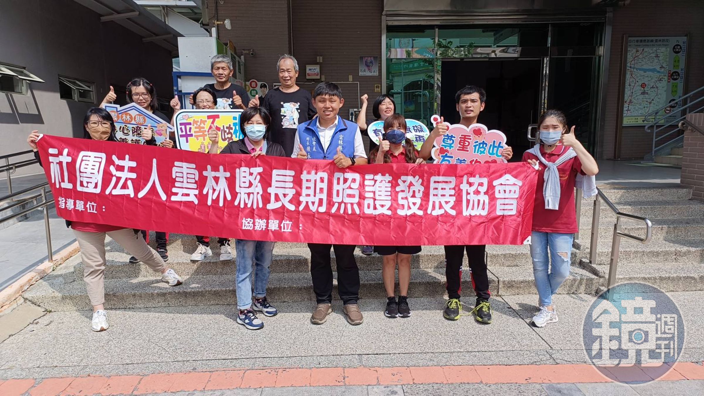 雲林縣政府身障福利科科長賴永明與雲林身障養護中心日前率領服務對象來到斗六火車站前進行演出，讓身心障礙者增加與民眾互動交流的機會。（雲林縣身心障礙養護中心提供）