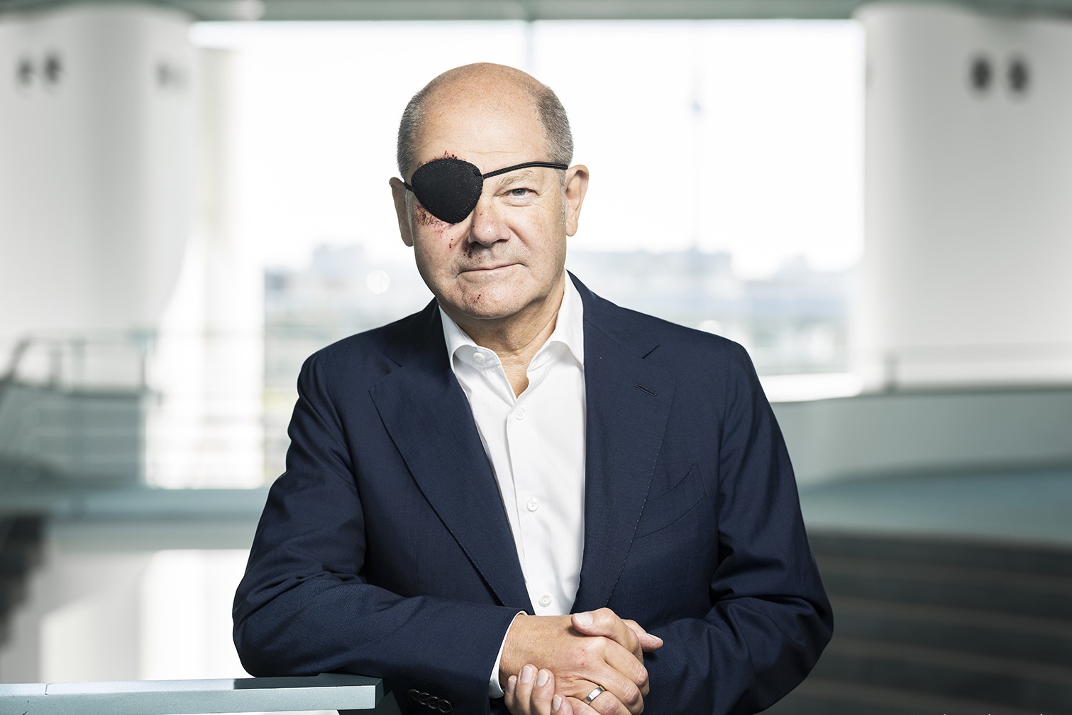 德國總理蕭茲上週末慢跑跌倒受傷，必須配戴眼罩出席公開場合。（翻攝自推特Bundeskanzler Olaf Scholz）