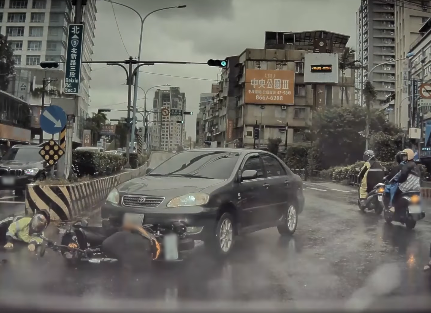 新北市新店區4日發生一起車禍，一名女駕駛闖紅燈撞上機車騎士。（翻攝自臉書社團《我們是新店人!! 好山好水，就是愛新店》）