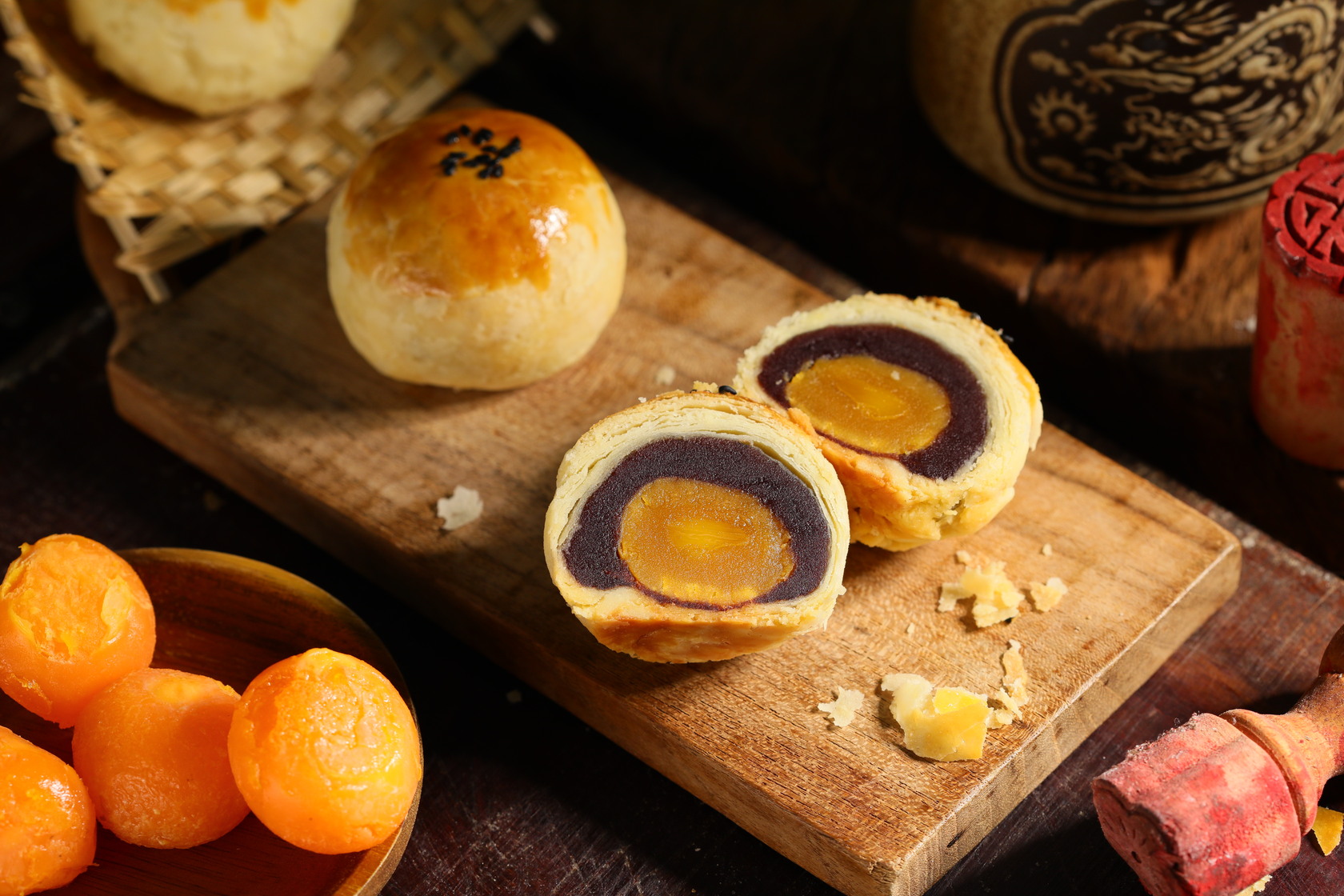 「烏豆沙蛋黃酥」包入脫殼紅豆與紅土鴨蛋，鹹甜交織，滋味濃郁，是市場裡好評第一名。（45／顆、420元／盒，9顆）