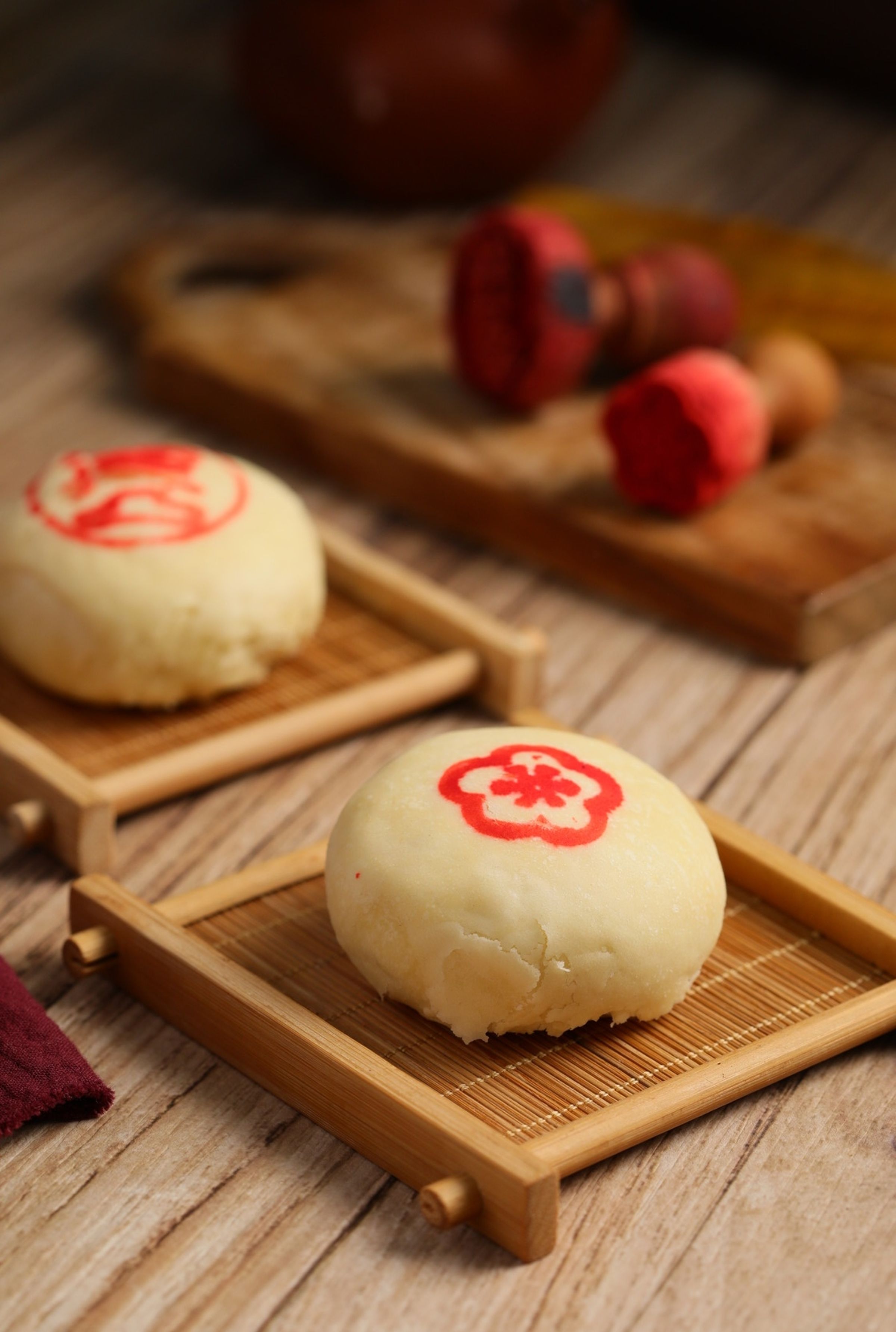 「綠豆椪」需以低溫烘烤，保持色澤及微酥口感。（35元／顆）