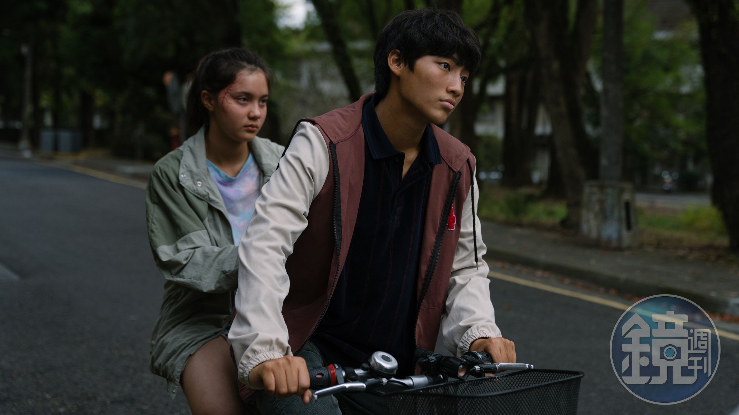 許立達執導的首部劇情長片《少男少女》由胡語恆（右）、尹茜蕾（左）主演。（華納提供）