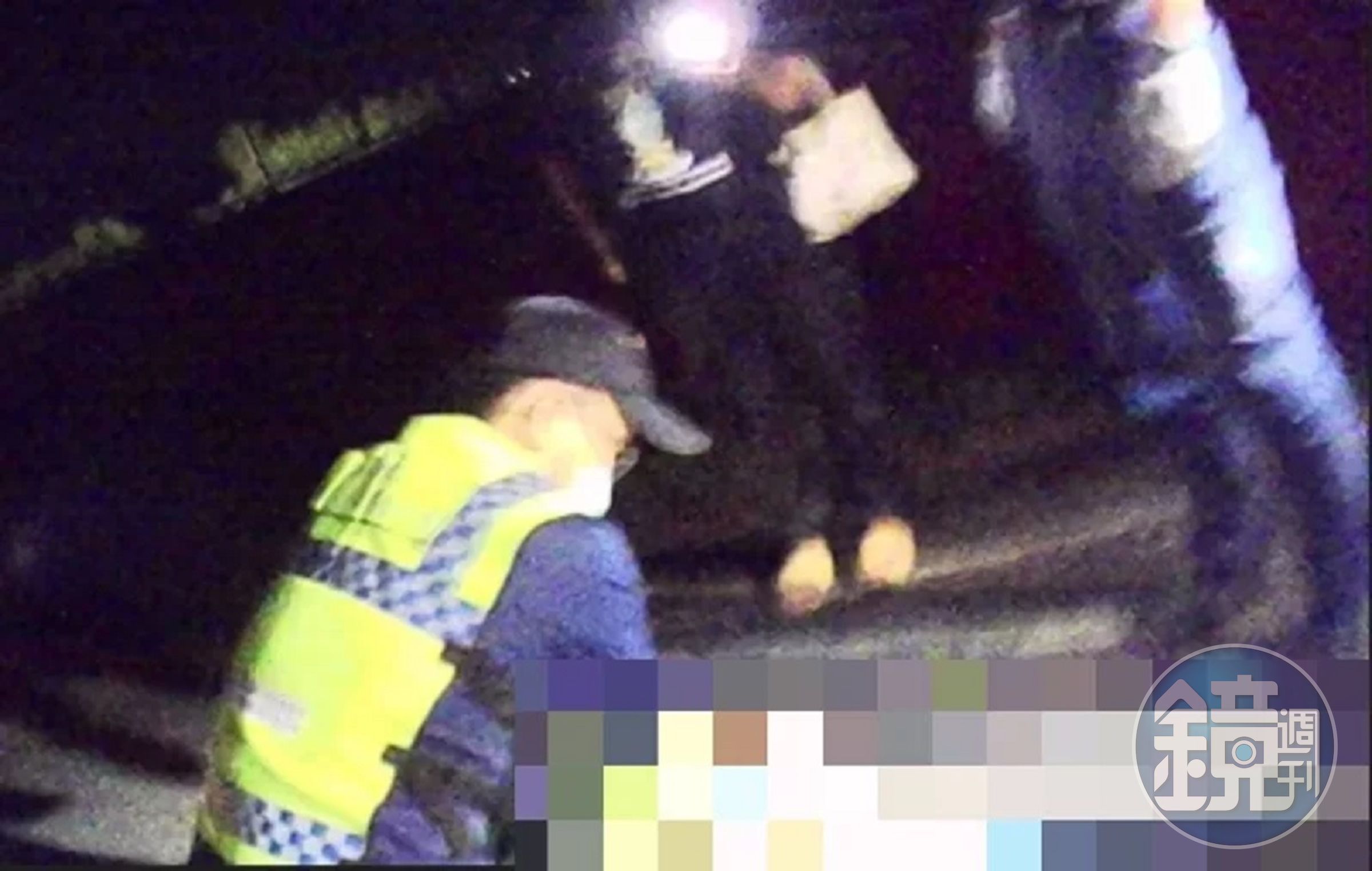 消防救護人員將錢姓男子緊急送醫。(翻攝畫面)