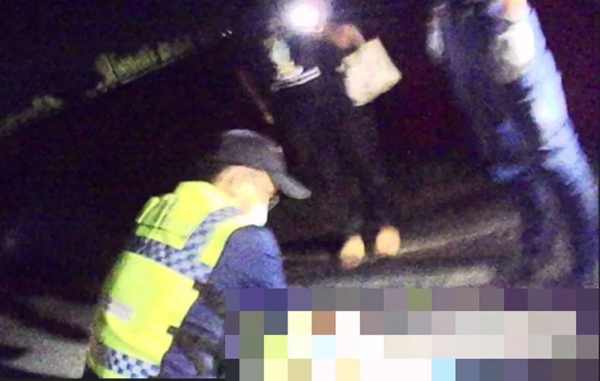 消防救護人員將錢姓男子緊急送醫。（翻攝畫面）