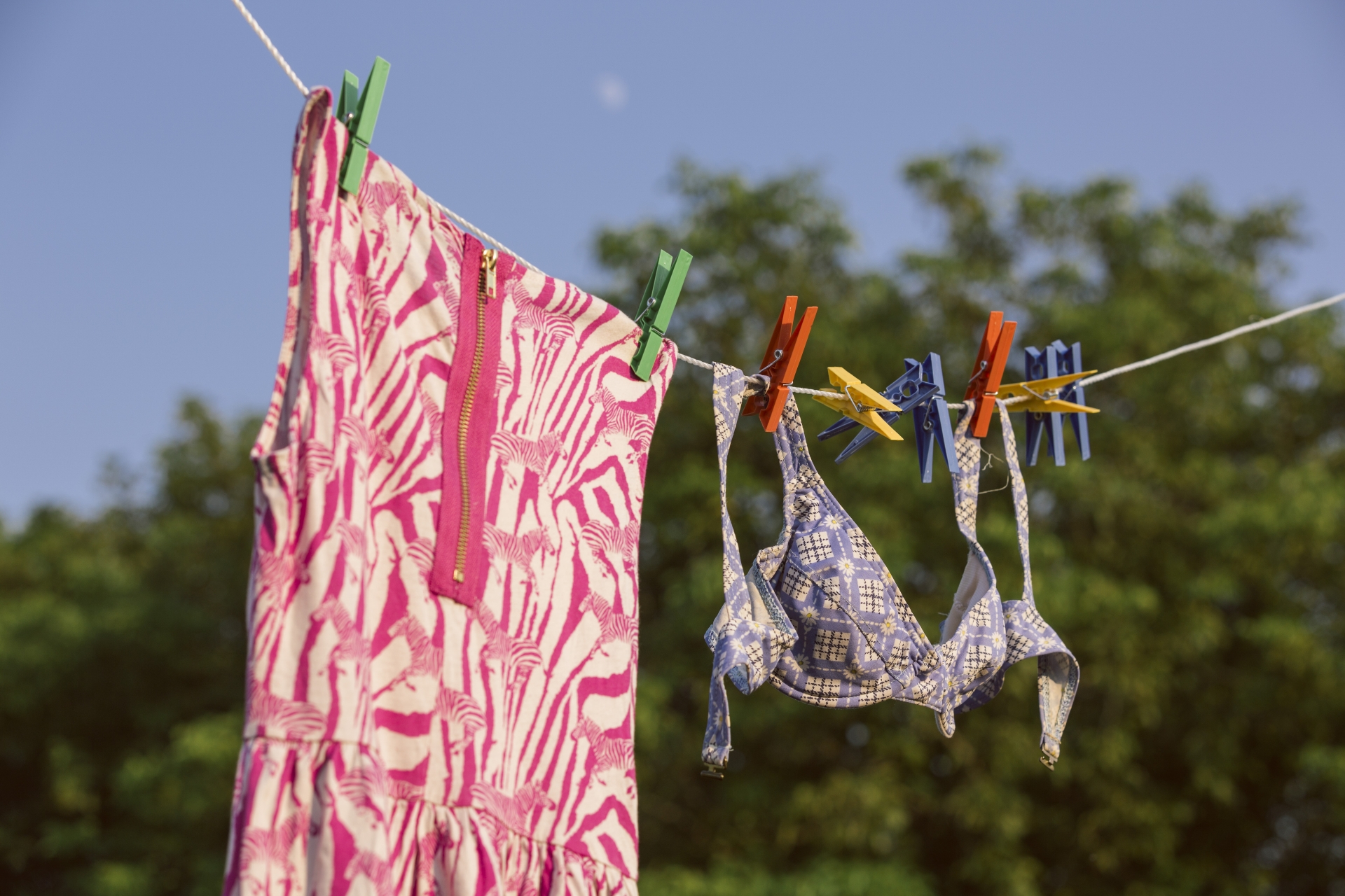 人妻抱怨婆婆不准她將女人內衣褲曬在陽台，不然被鄰居看到會紅杏出牆。（示意圖，photoAC）