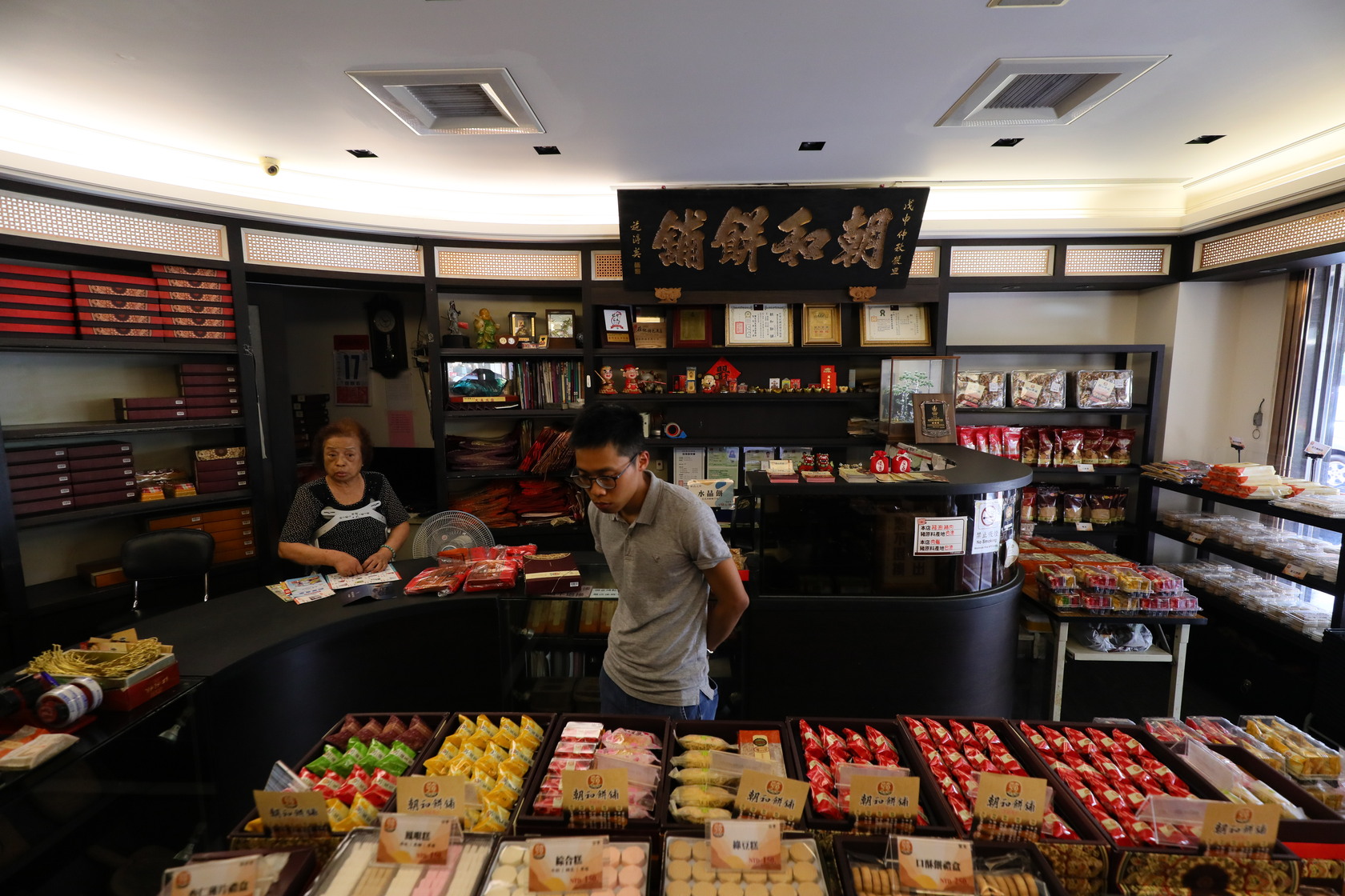 「朝和餅舖」在第三代接手後，將店面重新裝潢，希望吸引更多年輕人到店消費。