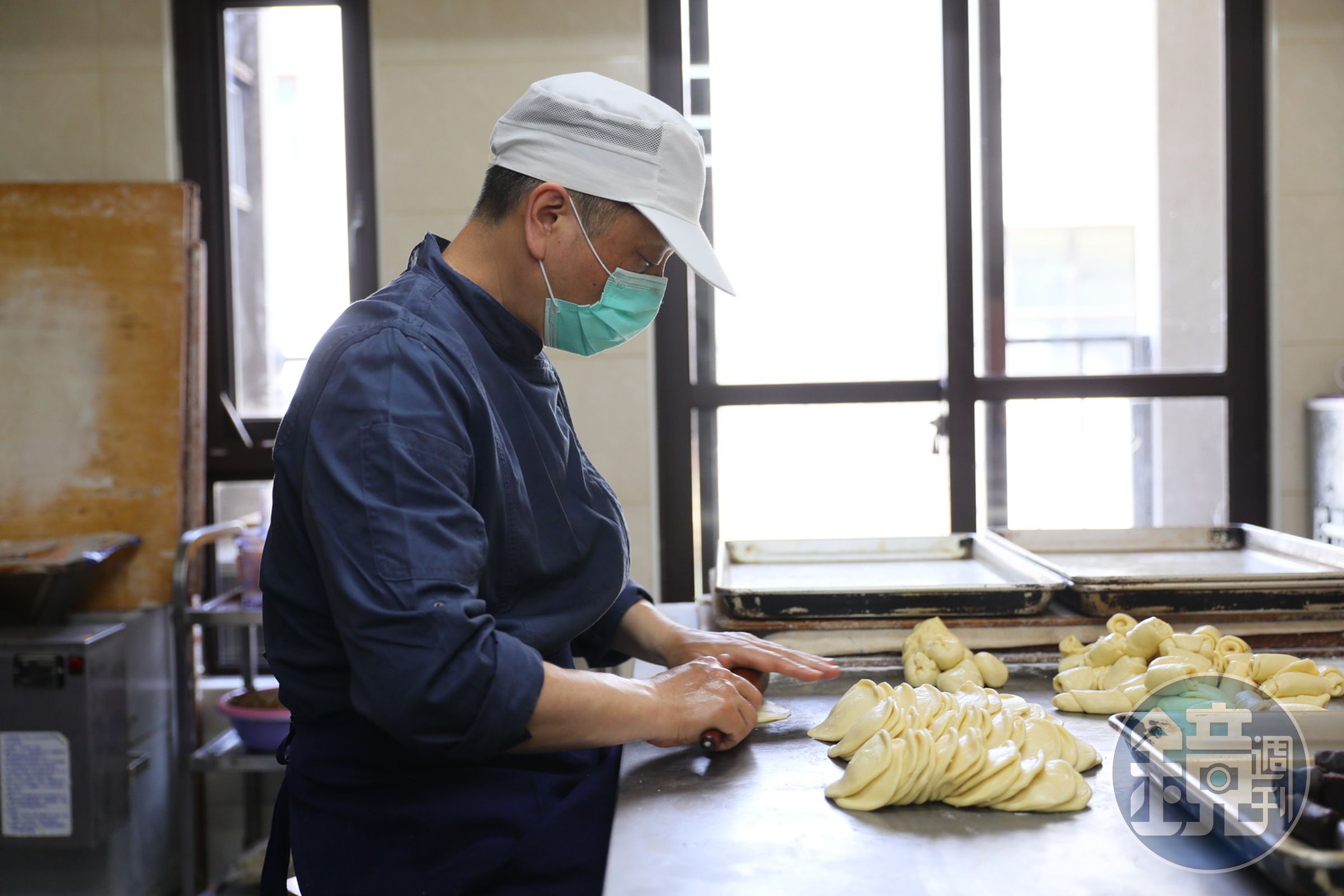 許多步驟都已可用機器代替,但是梁家人堅持以手工傳承。