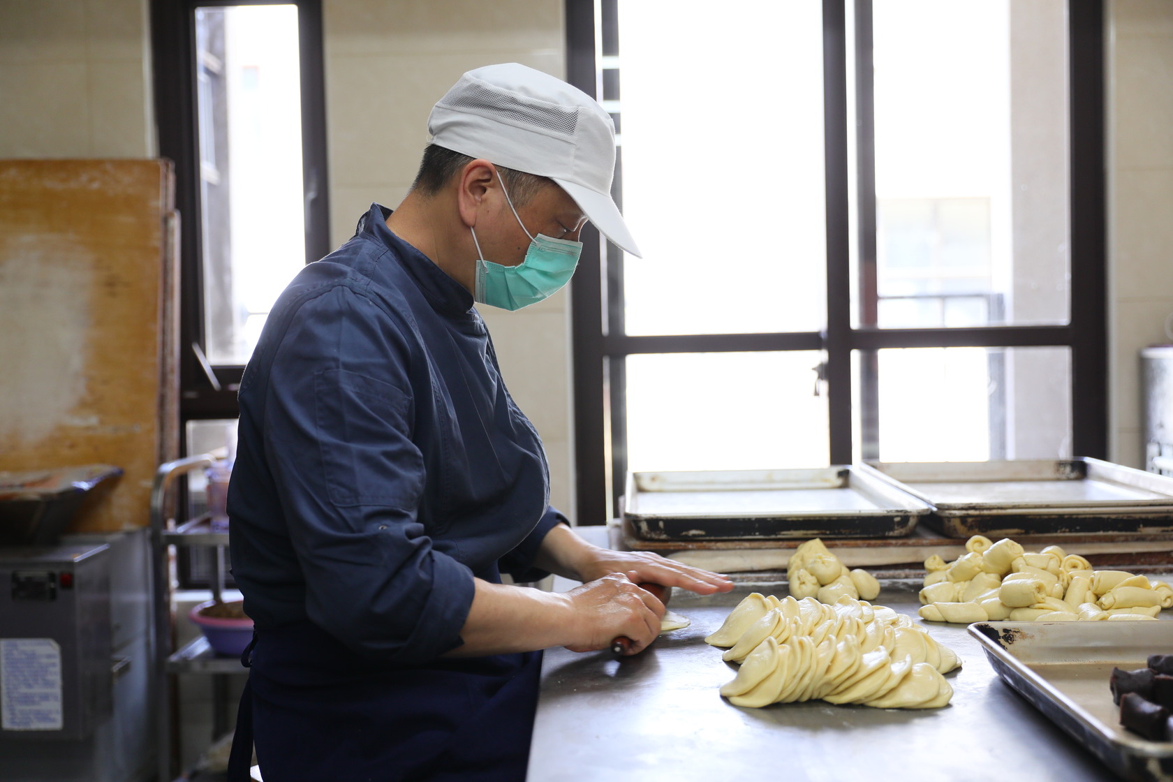 許多步驟都已可用機器代替，但是梁家人堅持以手工傳承。