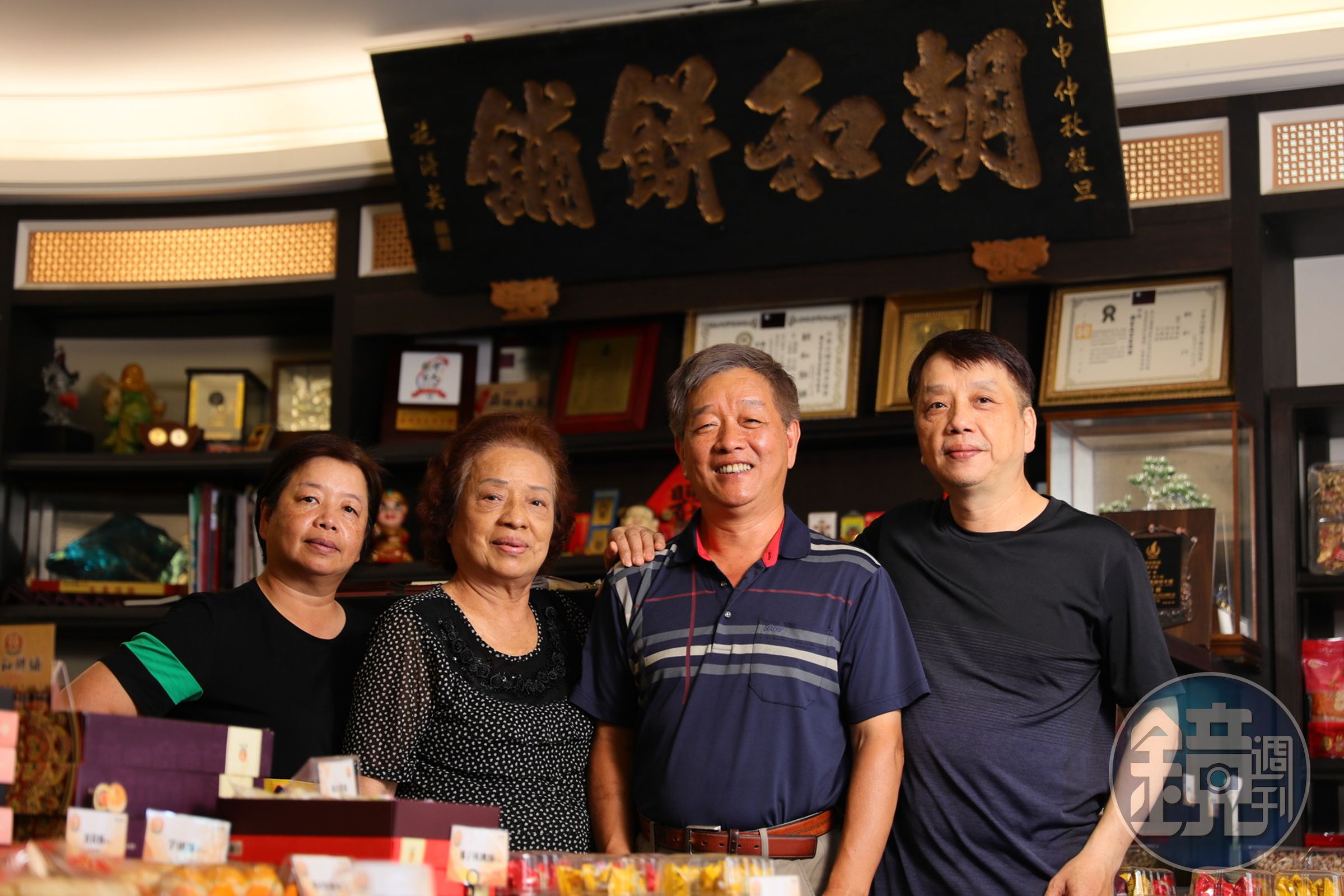 第三代梁陽昌(右二)與大弟梁陽裕(右一)、妹妹梁瑛敏(左一)和母親梁黃梅子(左二)及小弟合力承接餅舖家業。