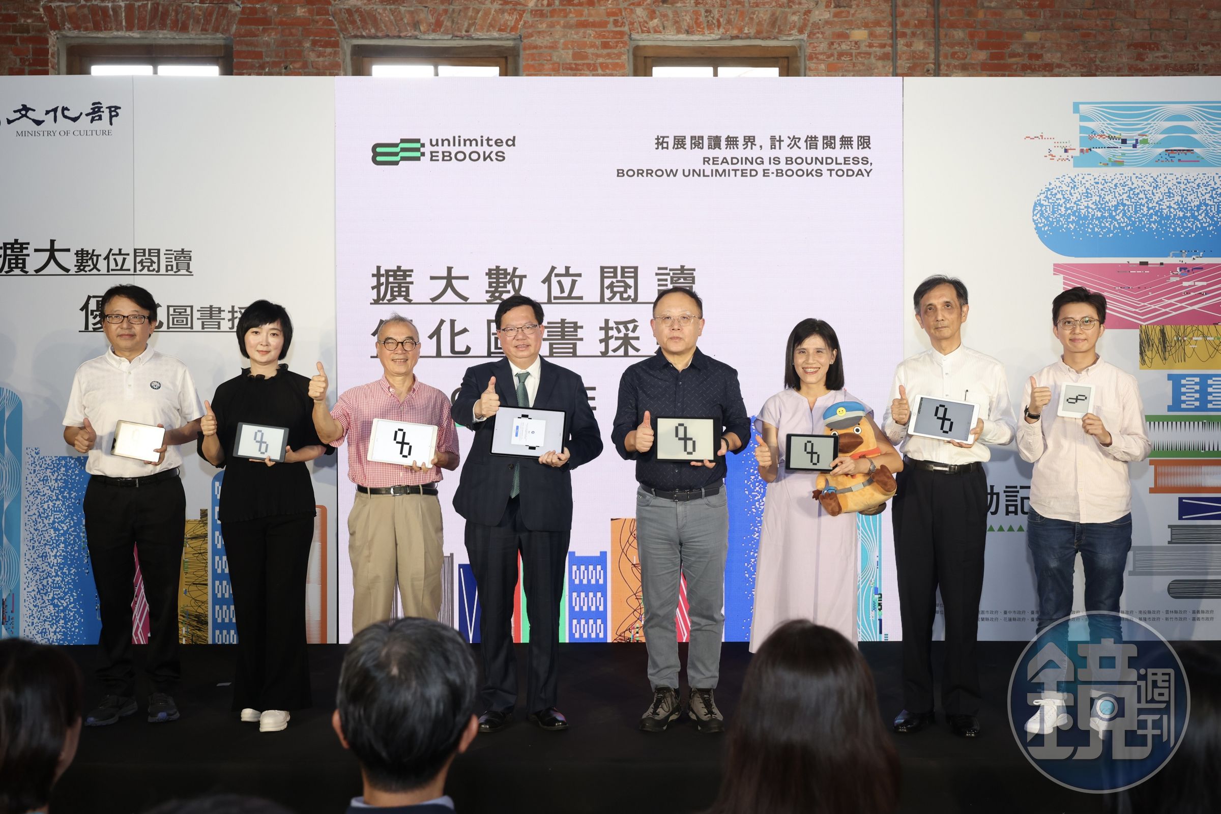 秀威資訊總經理宋政坤(左起)、鏡文學總經理董成瑜、遠流出版董事長王榮文、行政院副院長鄭文燦、文化部長史哲、親子天下童書總編輯林欣靜、城邦集團總經理葉君超、印刻文學業務總監黃彥憬,共同宣告文化部推出的「優化圖書採購」及「擴大數位閱讀」2項政策正式於本(9)月啟動。(文化部提供)