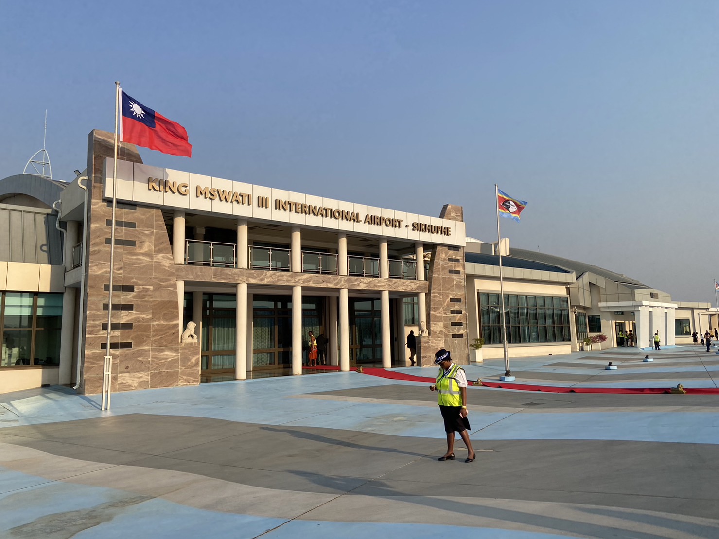 蔡英文抵達史瓦帝尼機場，接受非洲僑胞歡迎。