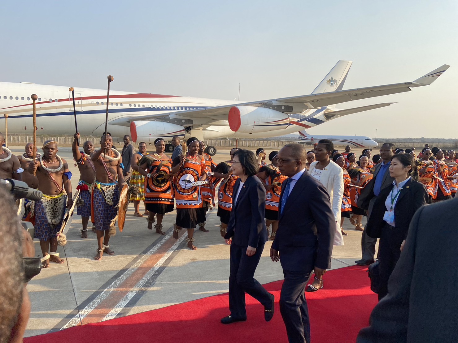 蔡英文抵達史瓦帝尼，史國總理戴克禮到機場親迎。