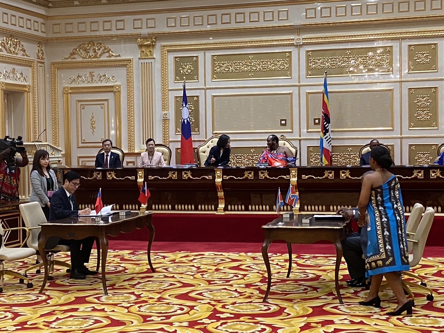 在蔡英文與史王見證下，陳其邁與姆巴巴內市長Vusi Tembe簽署姊妹市協定。