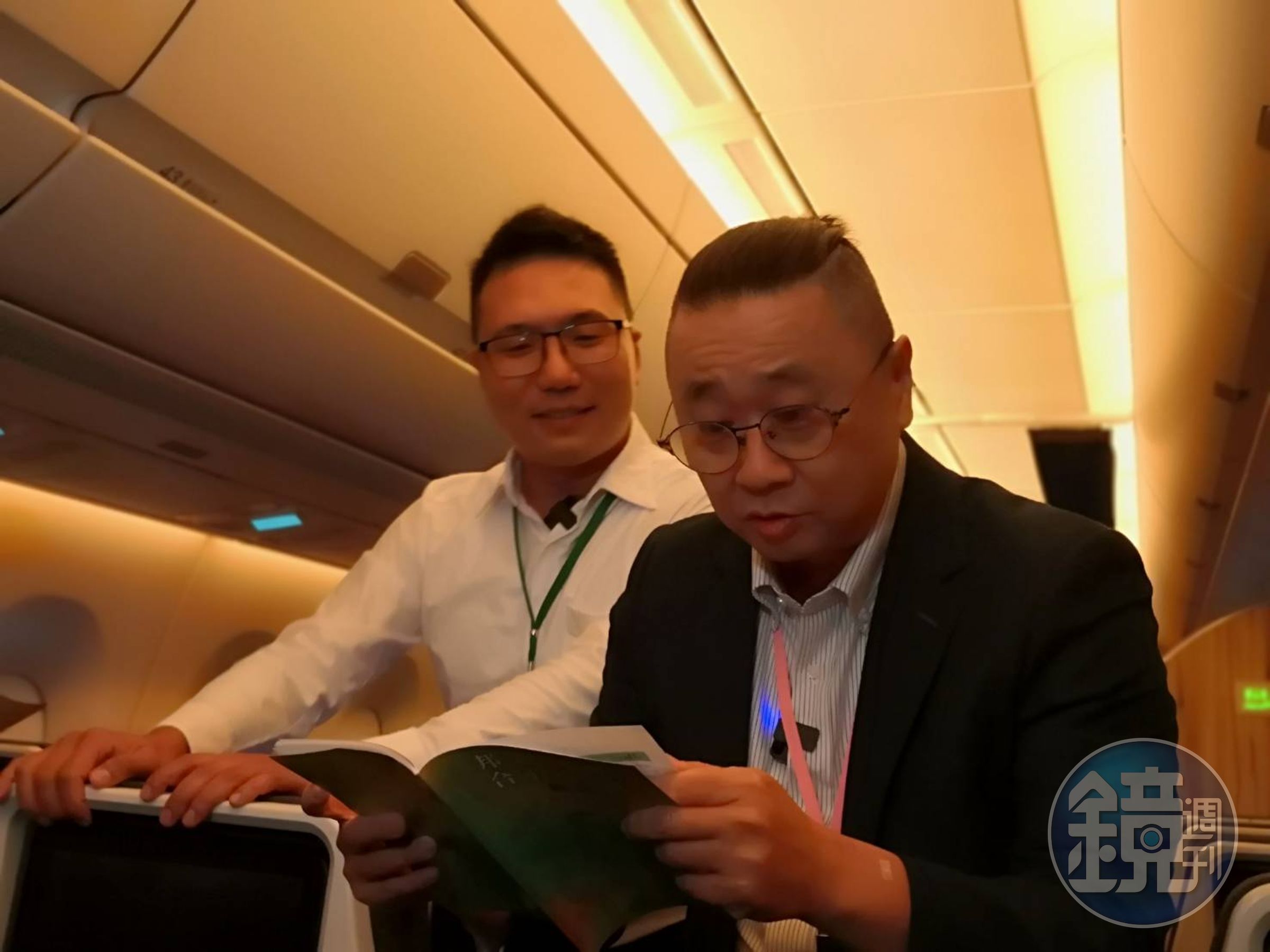邰智源在出訪專機上向總統府幕僚請益。