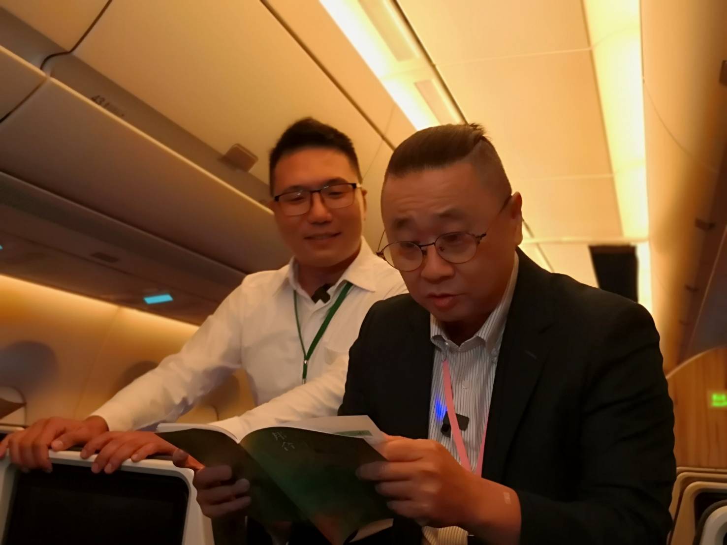 邰智源在出訪專機上向總統府幕僚請益。