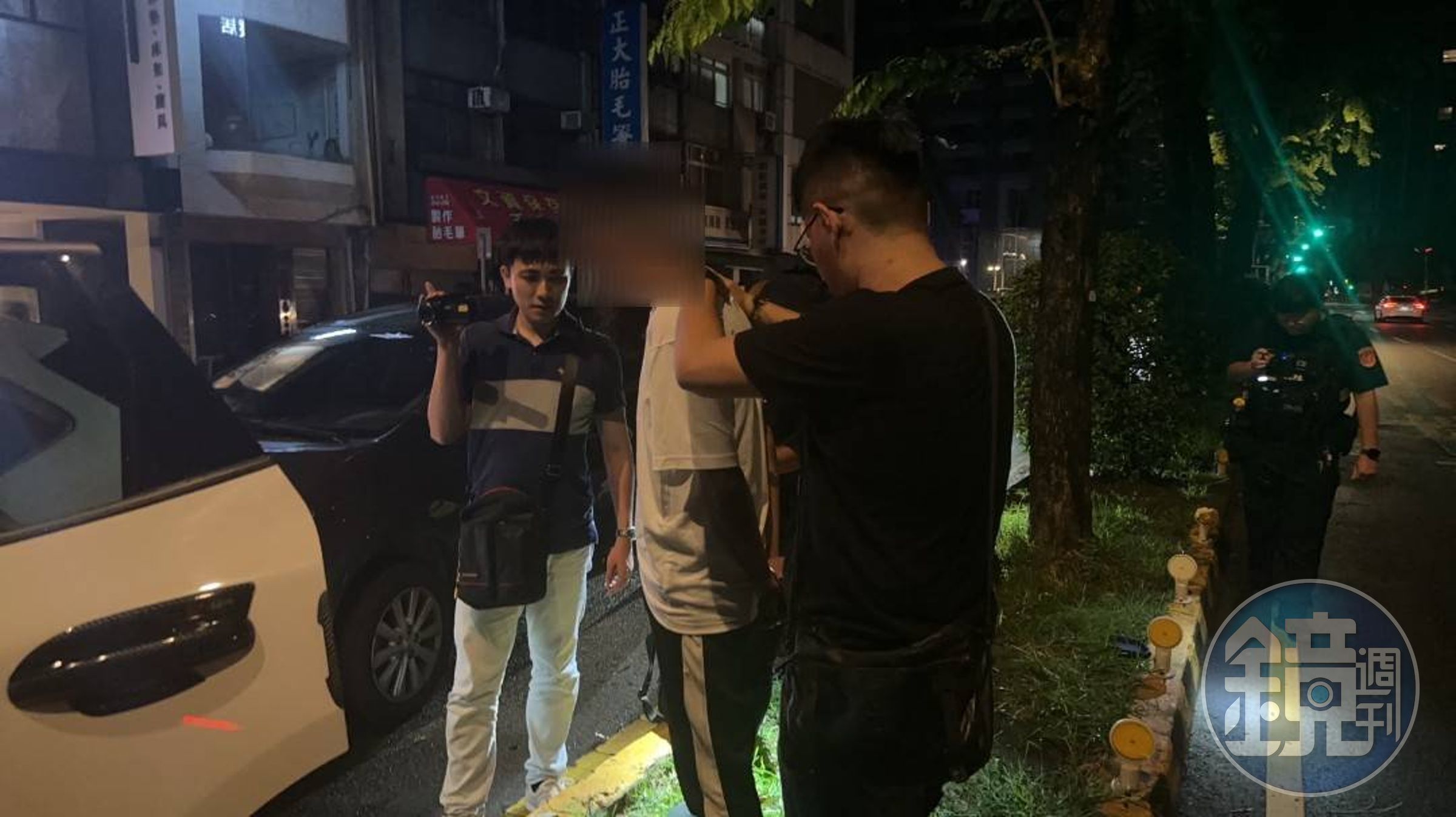 警方逮捕虛擬貨幣強盜案嫌犯,將他們拖出車外盤查。(翻攝畫面)