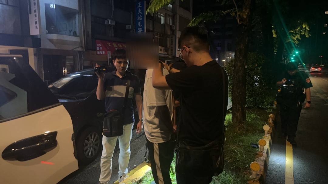 警方逮捕虛擬貨幣強盜案嫌犯，將他們拖出車外盤查。（翻攝畫面）