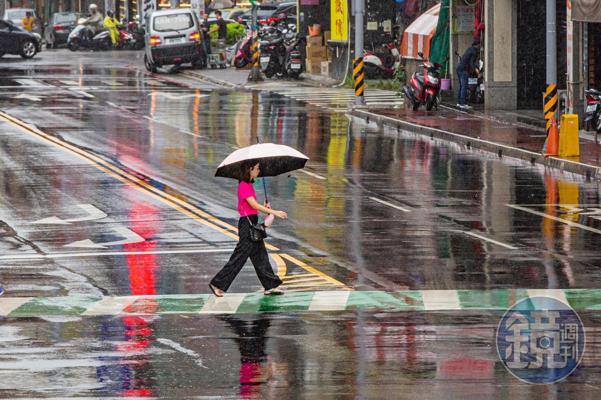 今台灣仍位於大低壓帶中，水氣增加，天氣不穩定，出門記得攜帶雨具。（本刊資料照）