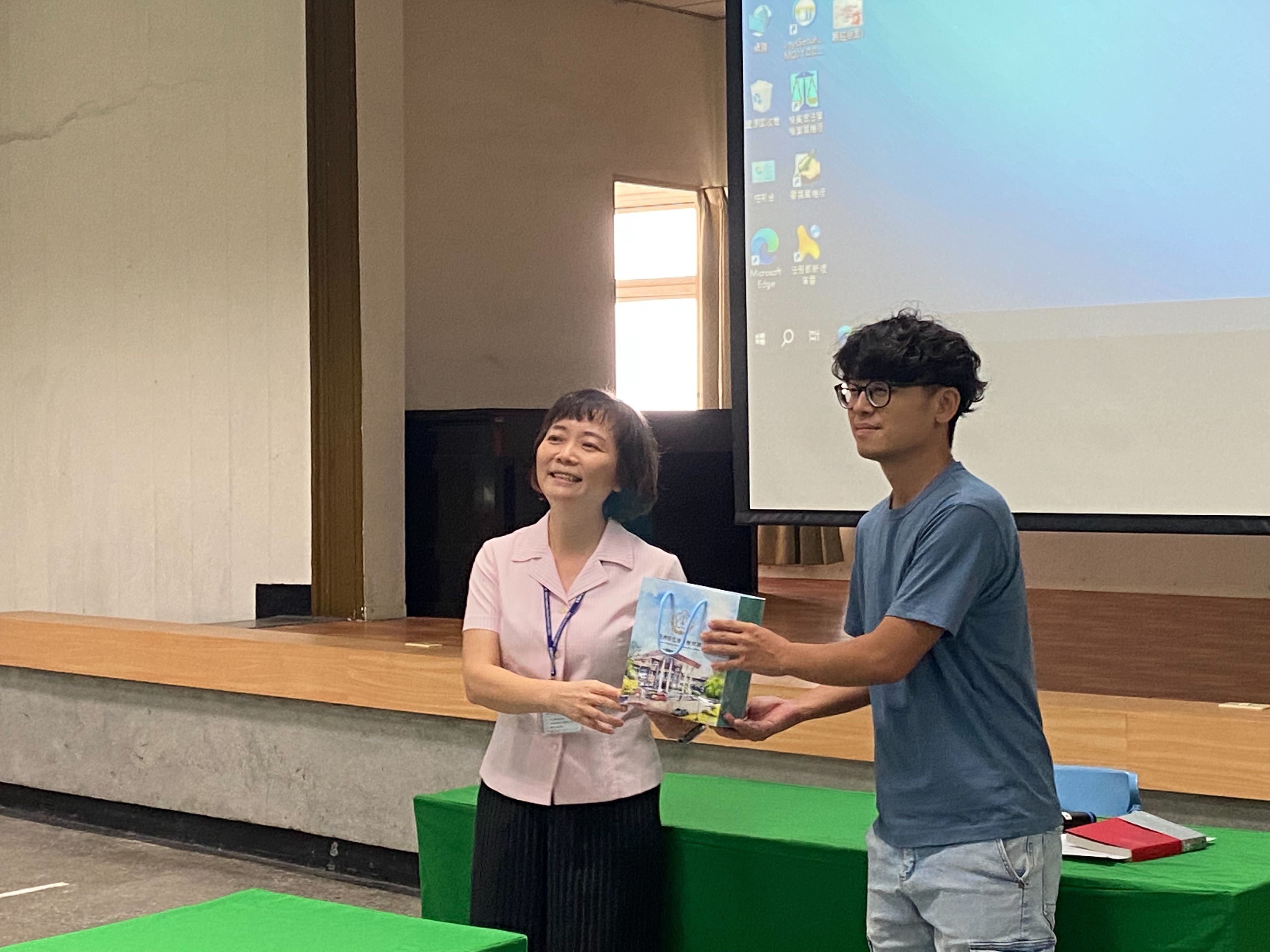 彰化地檢署檢察長張曉雯感謝《八尺門的辯護人》導演唐福睿從他擔任律師及拍攝人權電影的角度來探討權勢性侵害案件中被害人的心理轉折，迴響熱烈。（彰化地檢署提供）