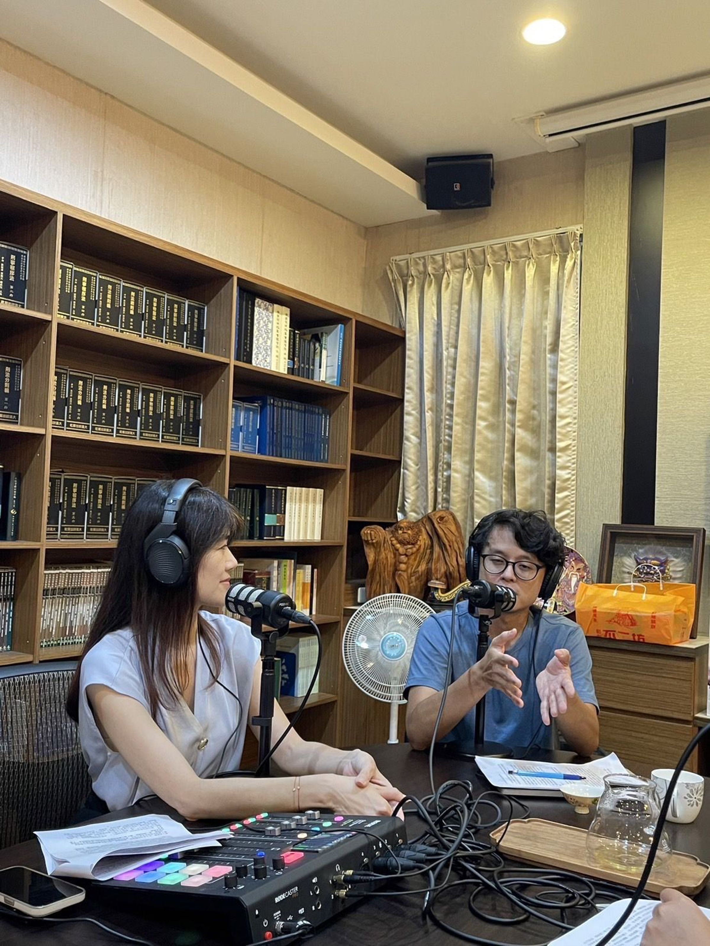 唐福睿受邀參加彰檢自營媒體Podcast節目「法律沃伊絲」擔任特別嘉賓，與身兼主任檢察官的甜姐兒主持人吳曉婷暢人權議題，頗受好評。（彰化地檢署提供）
