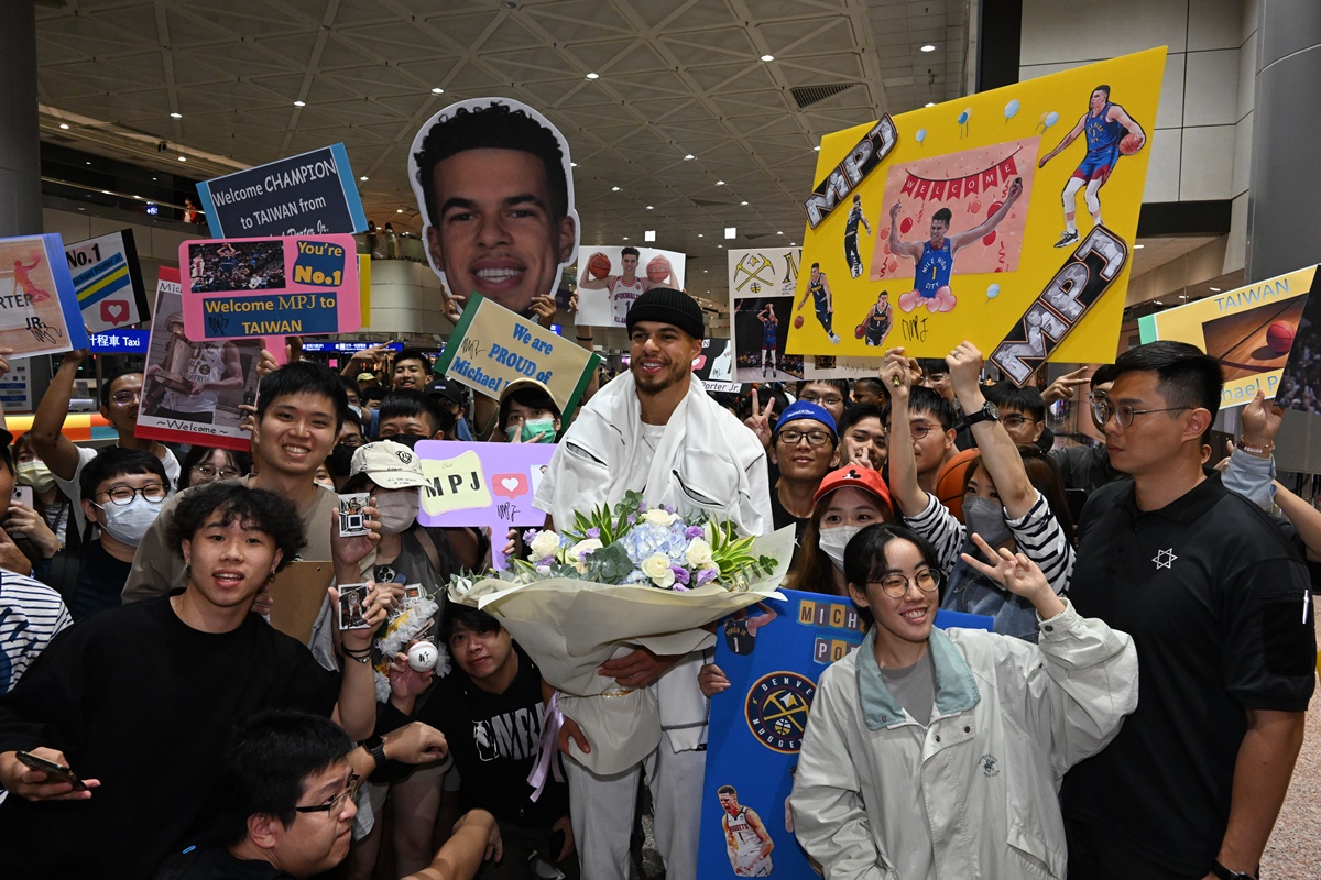 金塊隊冠軍前鋒小波特清晨抵台，現場大批熱情球迷接機。