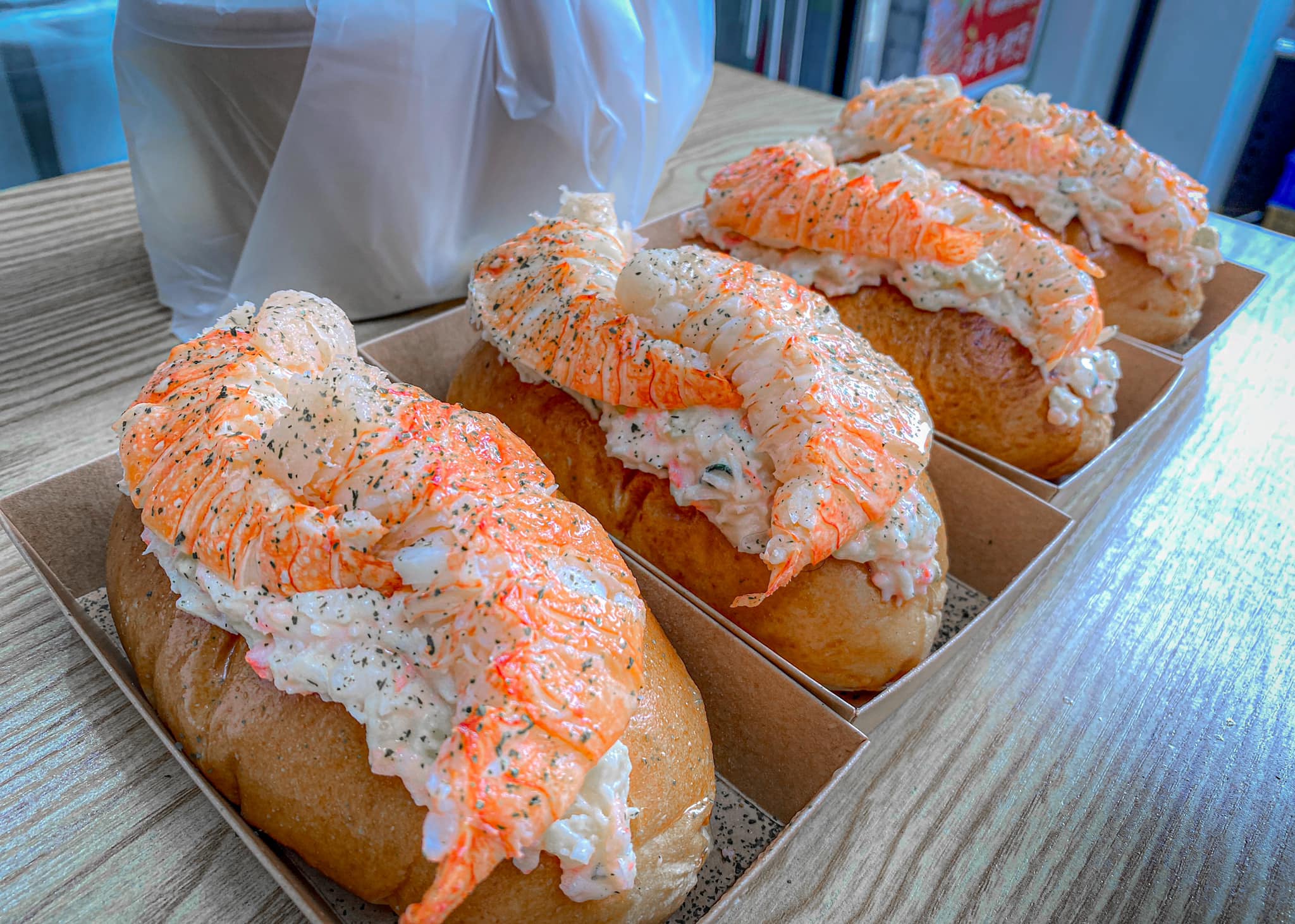 高雄鳳山有一家龍蝦堡，整尾龍蝦肉就鋪在麵包上，視覺效果相當震撼。（翻攝自光頭龍蝦沙拉堡 鳳山總店粉專）