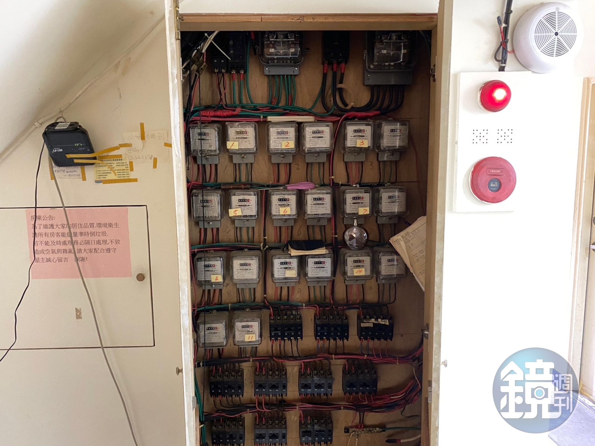 板橋大同街一處地下室10間違規使用出租套房，遭斷電停止使用處分。（新北工務局提供）