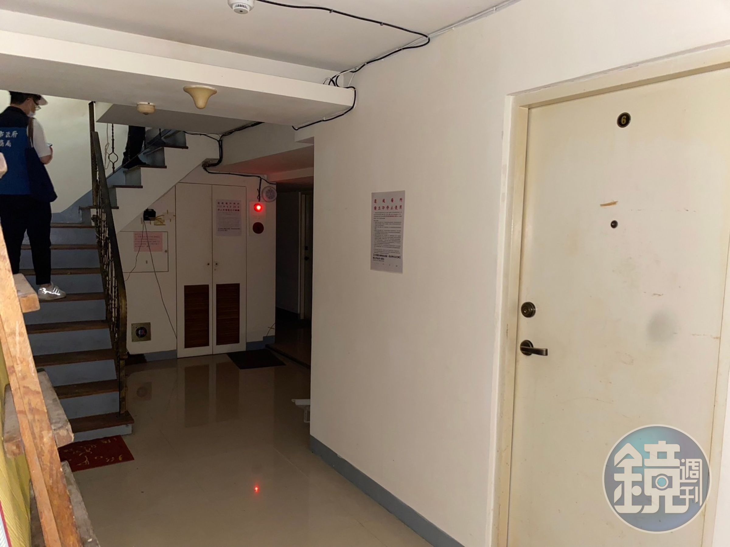 板橋大同街建築物地下室被屋主隔成10間套房出租牟利，遭新北市政府斷電處分。（新北工務局提供）