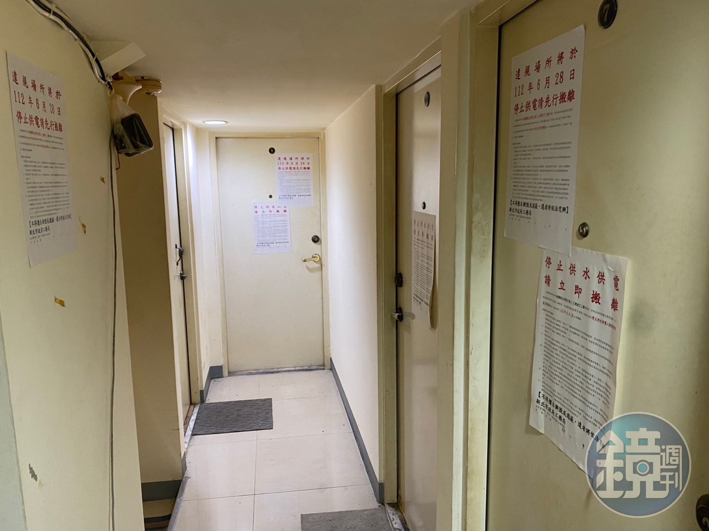 遭斷電場所位於板橋大同街一棟建築物地下室，屋主不顧安全隔成10間套房出租牟利，迄今仍未改善完成，累計處分已達155萬元罰鍰。（新北工務局提供）