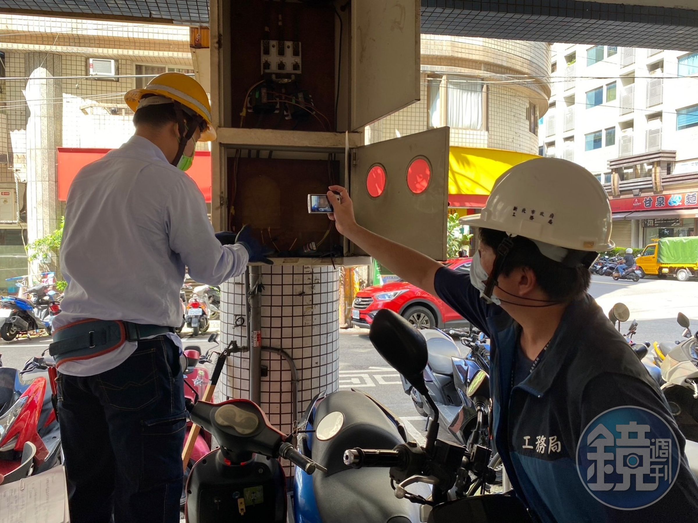 新北工務局最近針對板橋大同街一處地下室違規隔成10間套房出租，執行強制斷電處分，以維護公共安全。（新北工務局提供）