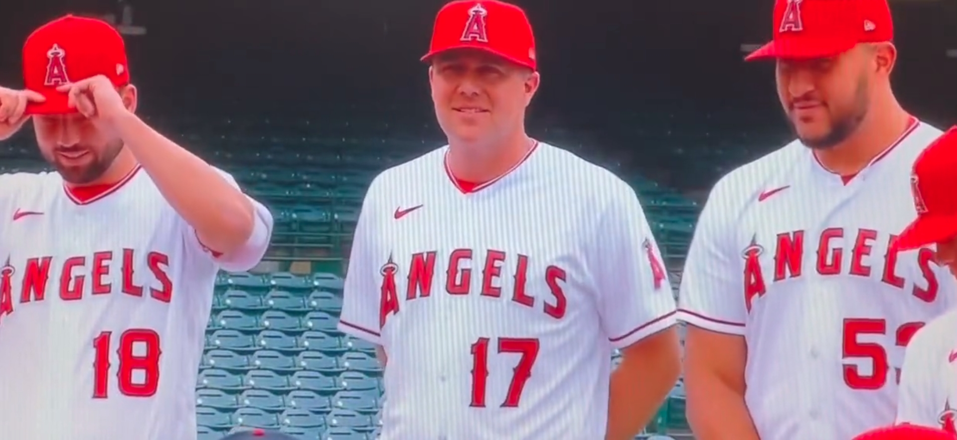 天使隊找來大谷翔平的替身使者（中）拍攝團體照。（翻攝自推特@Showy___17）