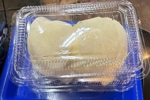 艋舺夜市男哥現削水果的水梨，檢出不得添加的甜味劑糖精。（北市衛生局提供）